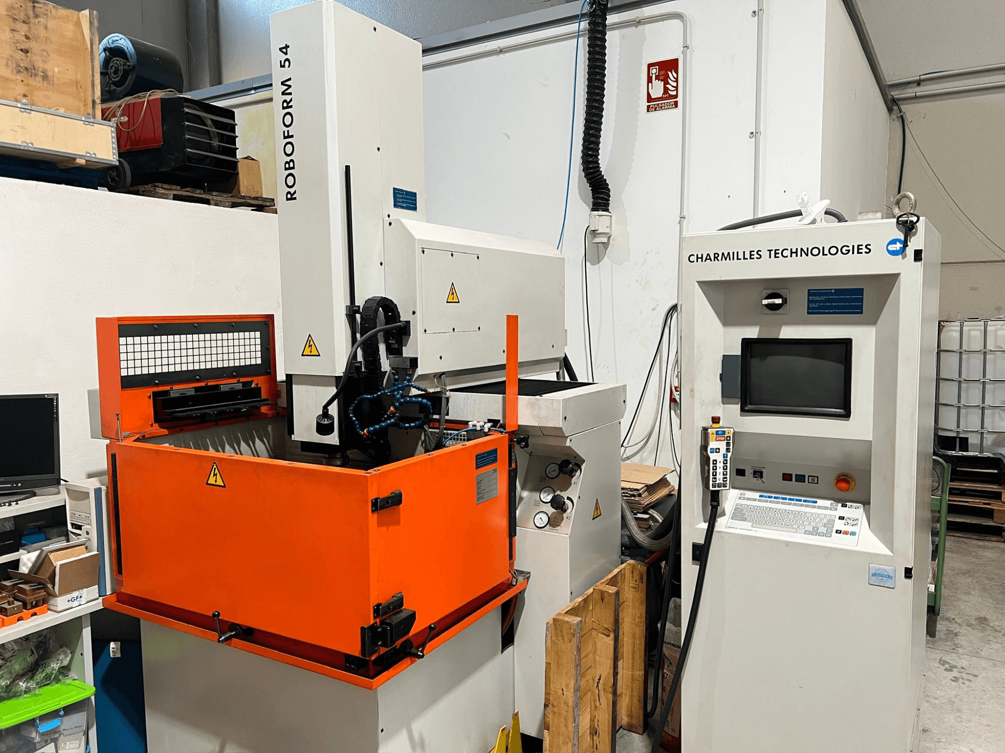 Máquina EDM para confeção de matrizes AgieCharmilles Roboform 54, vista frontal, com tanque de trabalho laranja e unidade de controlo.