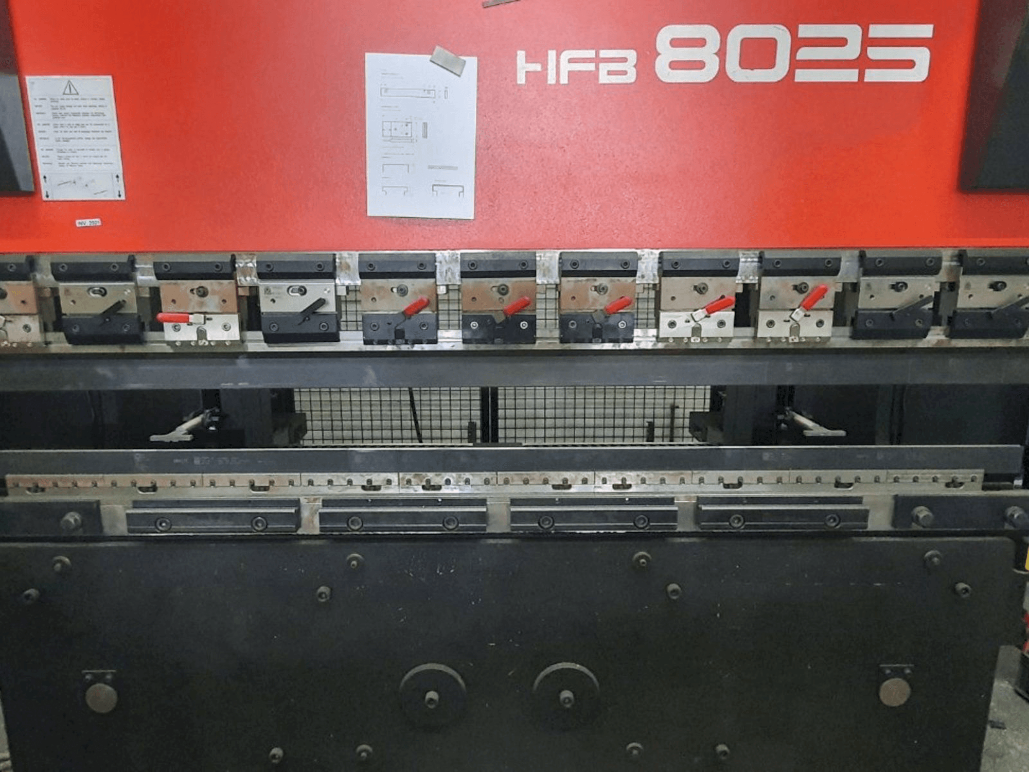 Vista Frontal da AMADA HFBO 80-25 máquina