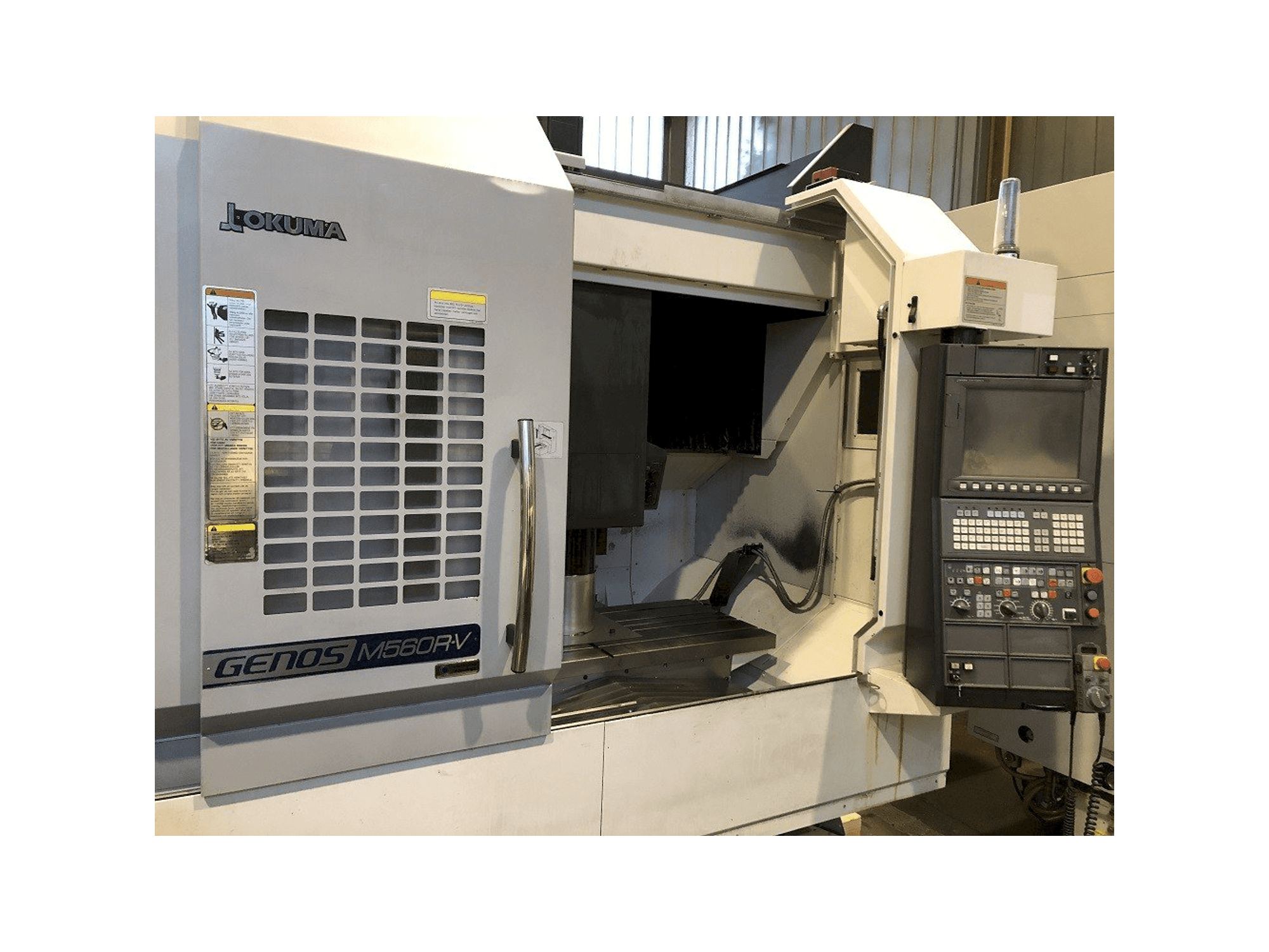 Vista Frontal da Okuma Genos M560R-V máquina