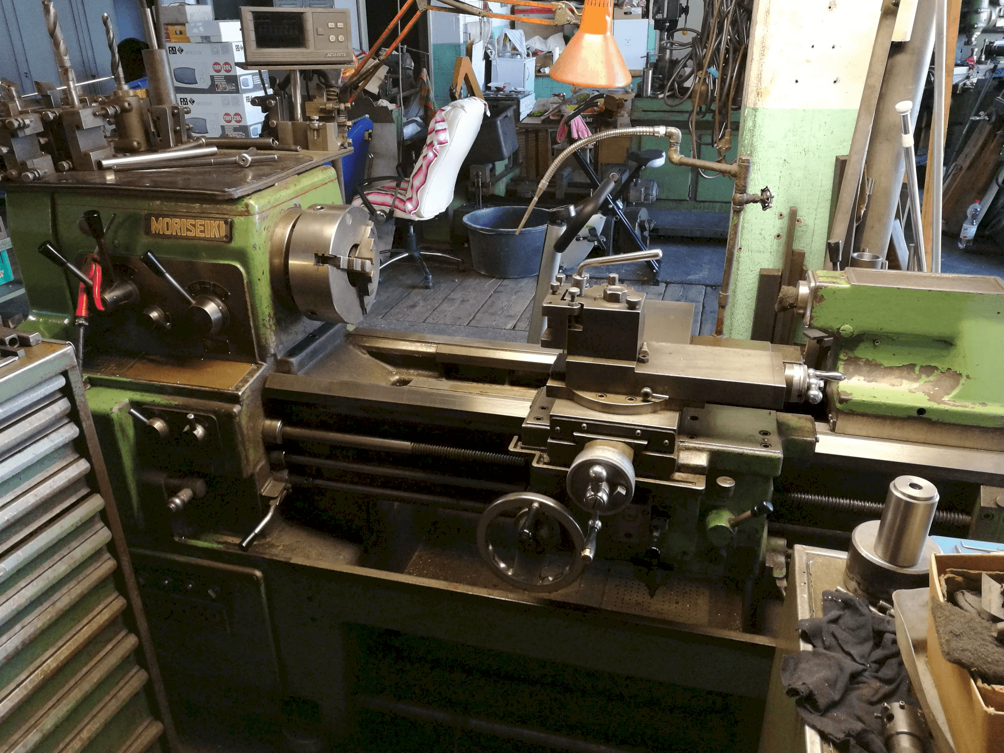 Vista Frontal da MORI SEIKI MS 850 máquina