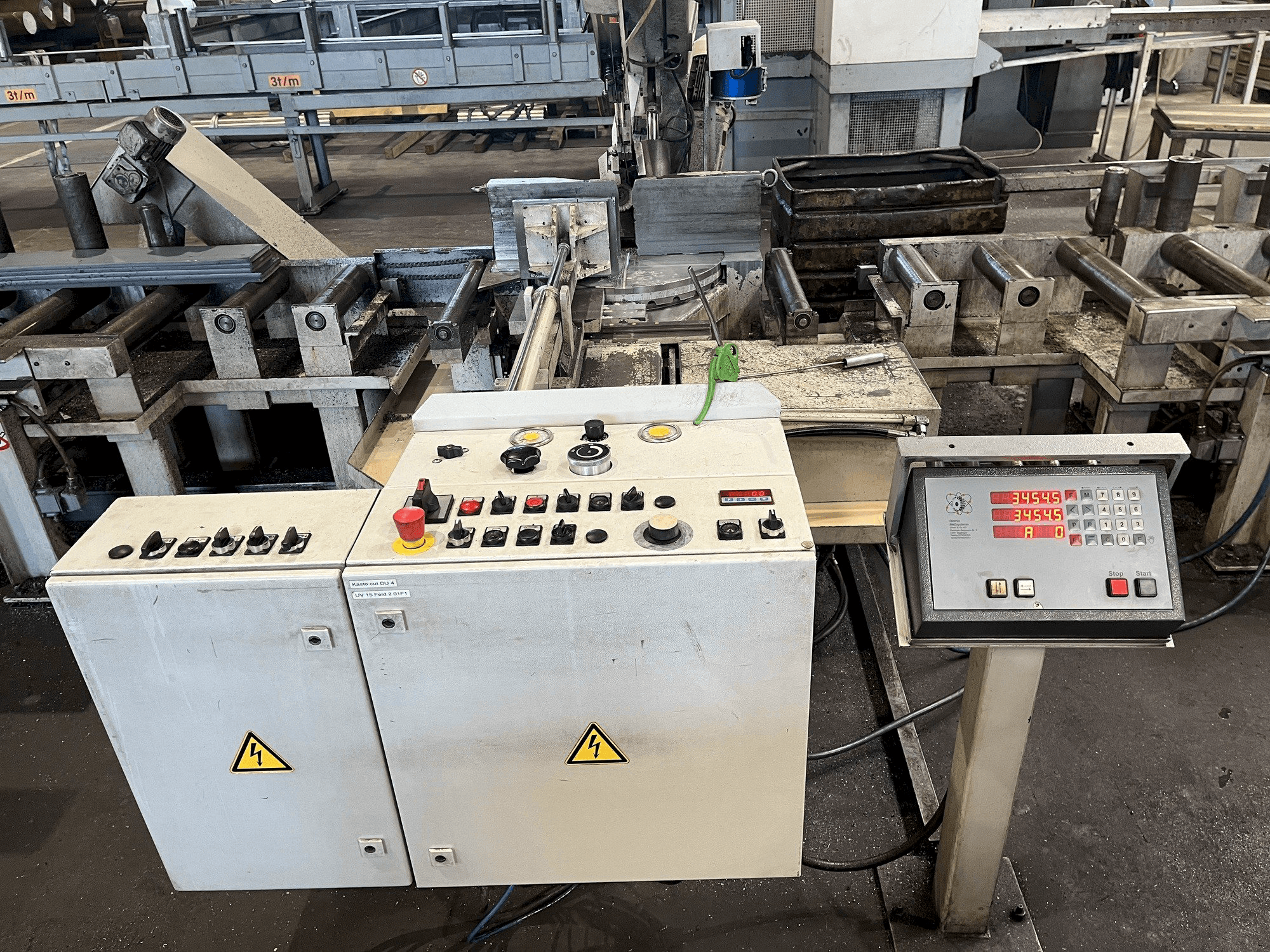 Vista Frontal da KASTO cut DU 4 máquina