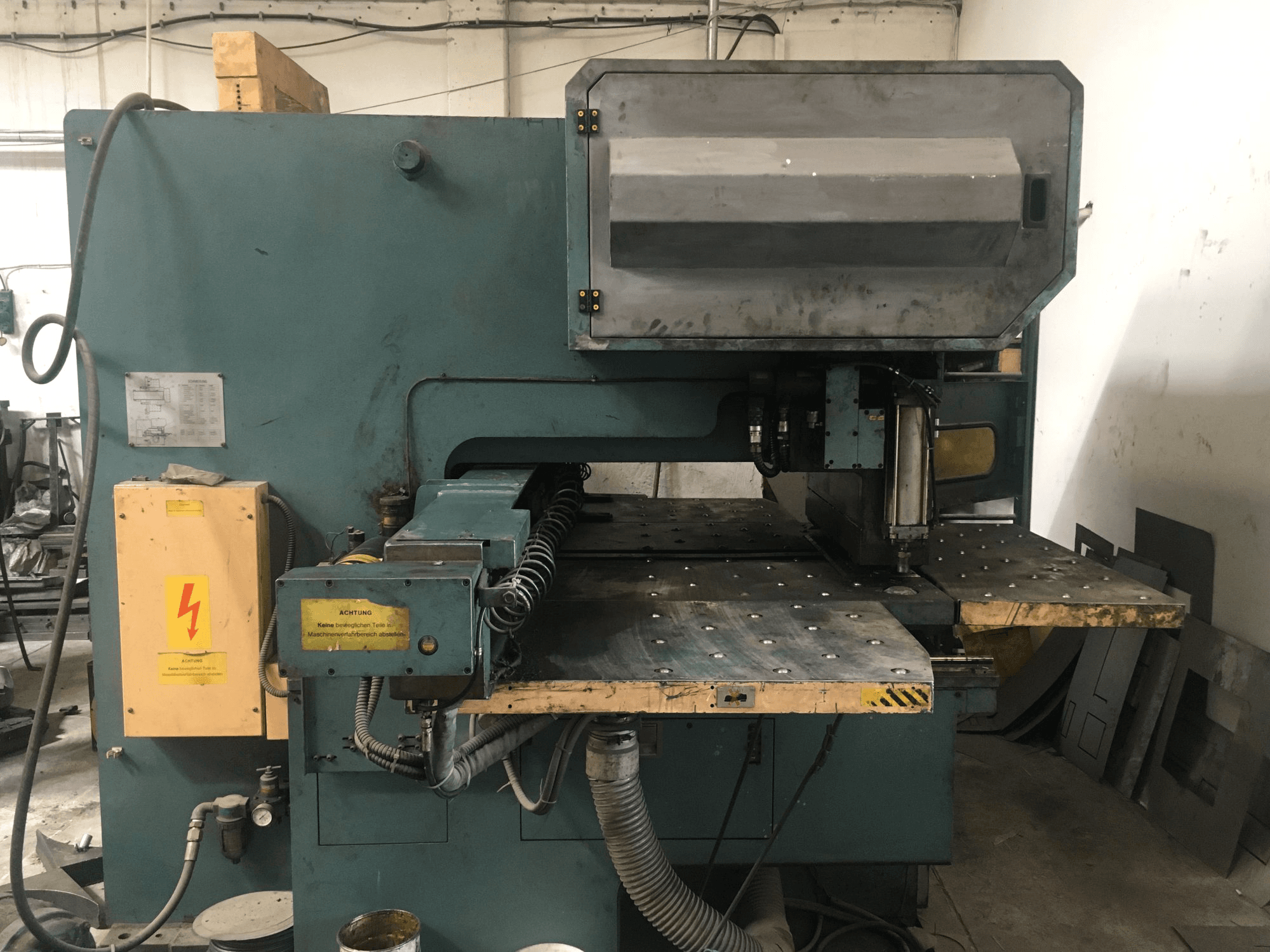 Vista Frontal da AMADA OCTO-334 máquina