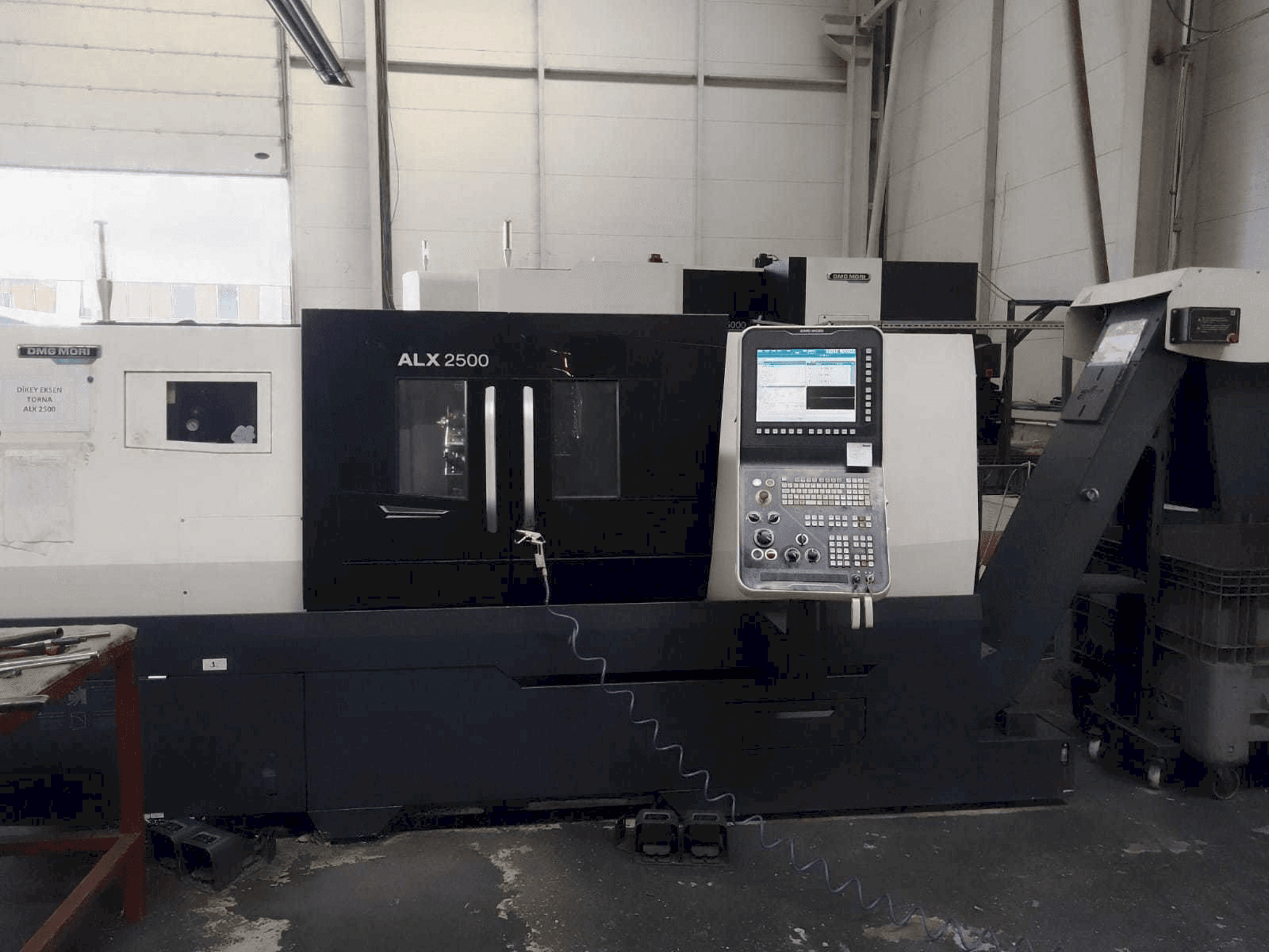 Vista Frontal da DMG MORI ALX 2500 máquina