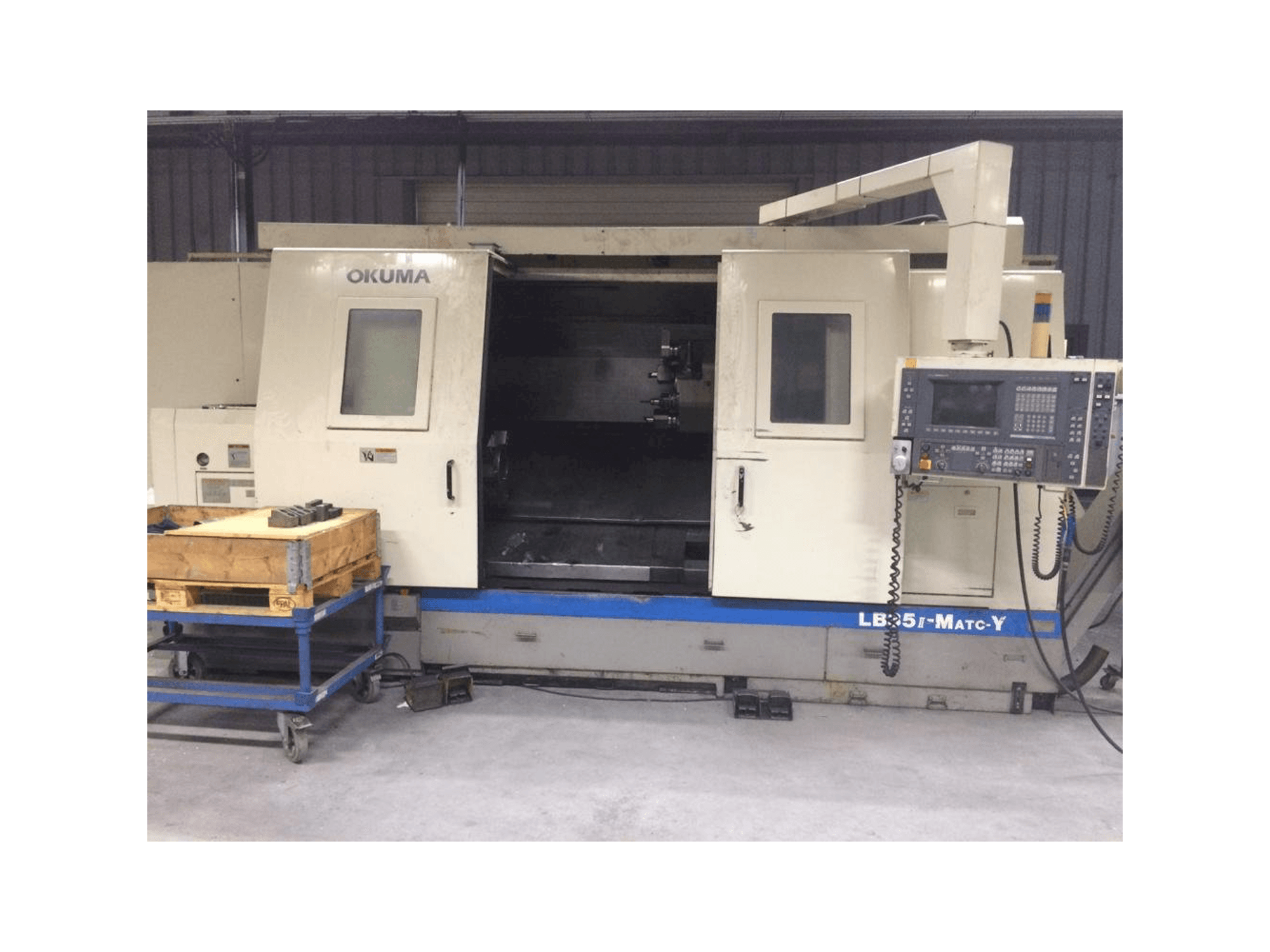 Vista Frontal da Okuma LB35 II máquina