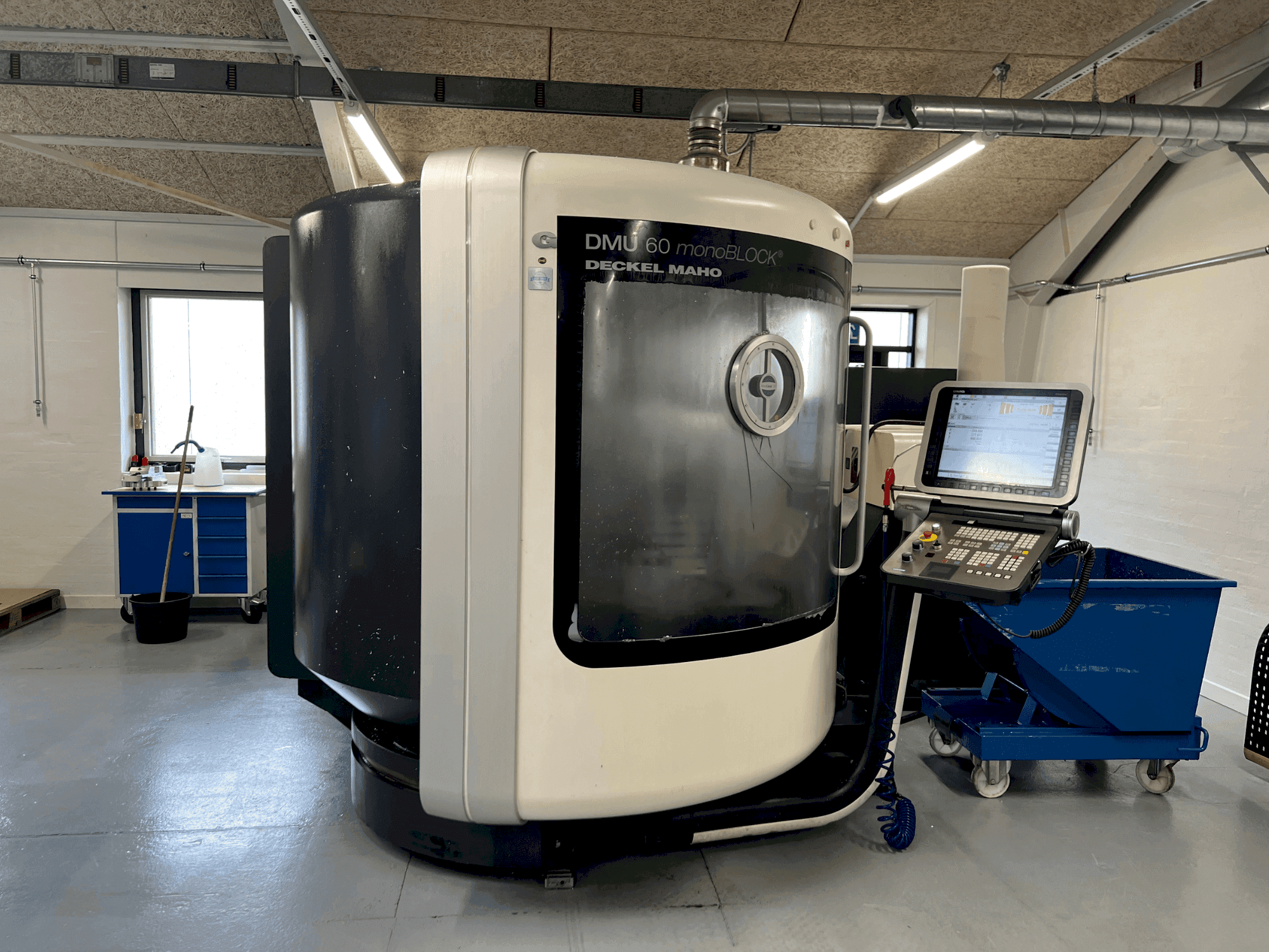 Vista Frontal da DMG MORI DMU 60 monoBLOCK máquina