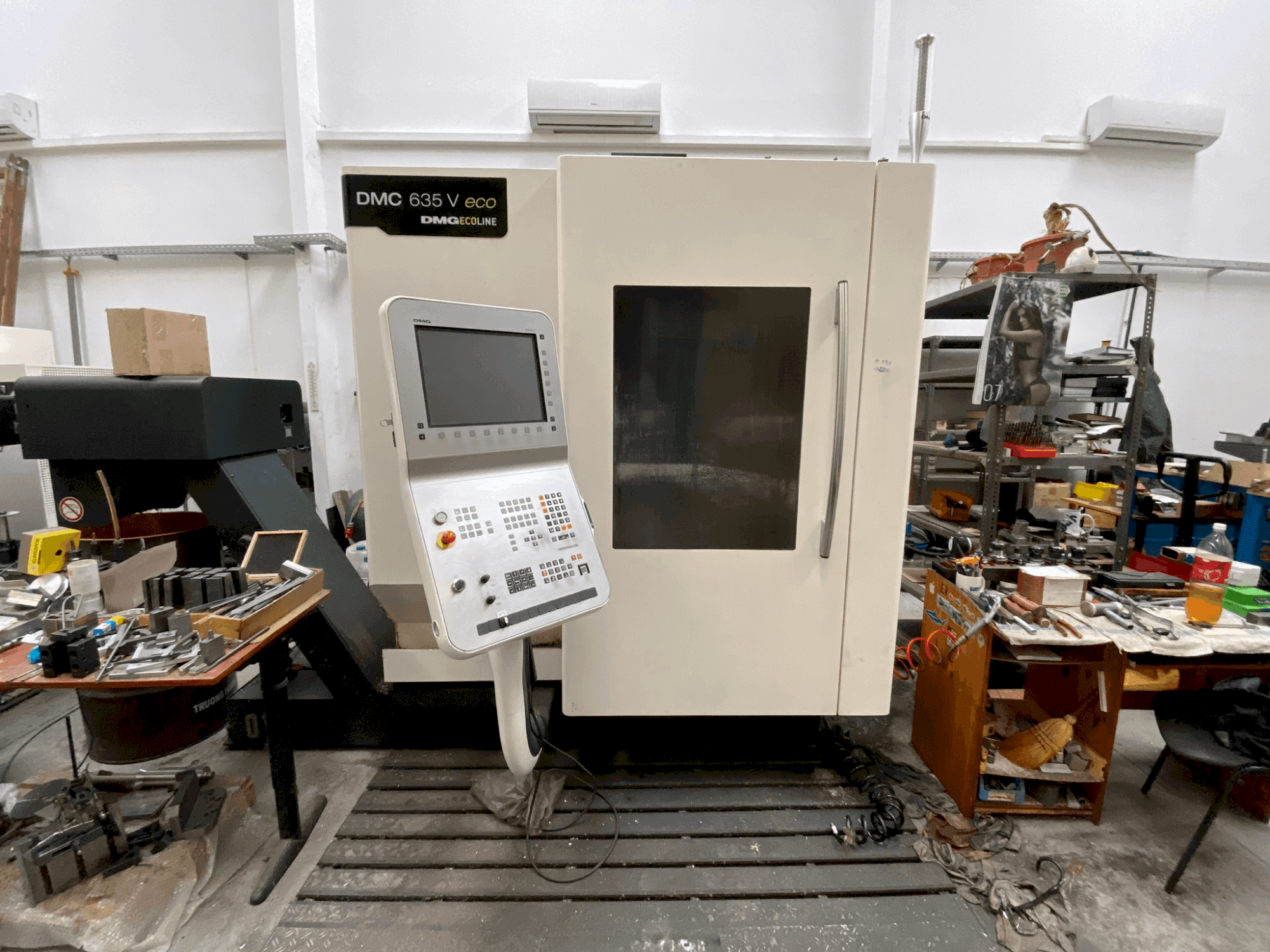 Vista Frontal da DMG MORI DMC 635 V eco máquina