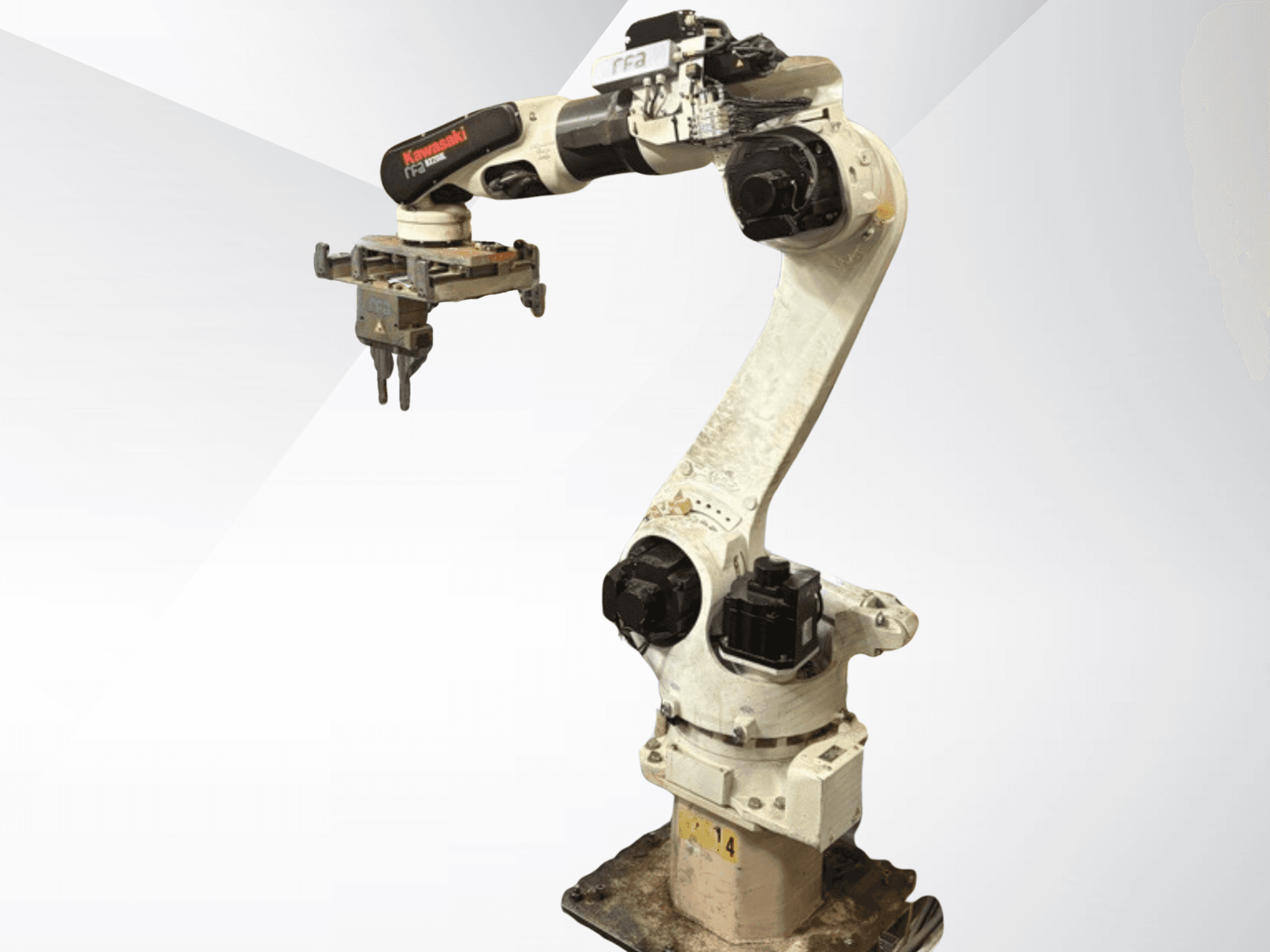 Braço do robô Kawasaki E42F-A001 em vista lateral, com uma pinça presa na extremidade. Juntas rotativas e conectores de alimentação visíveis.