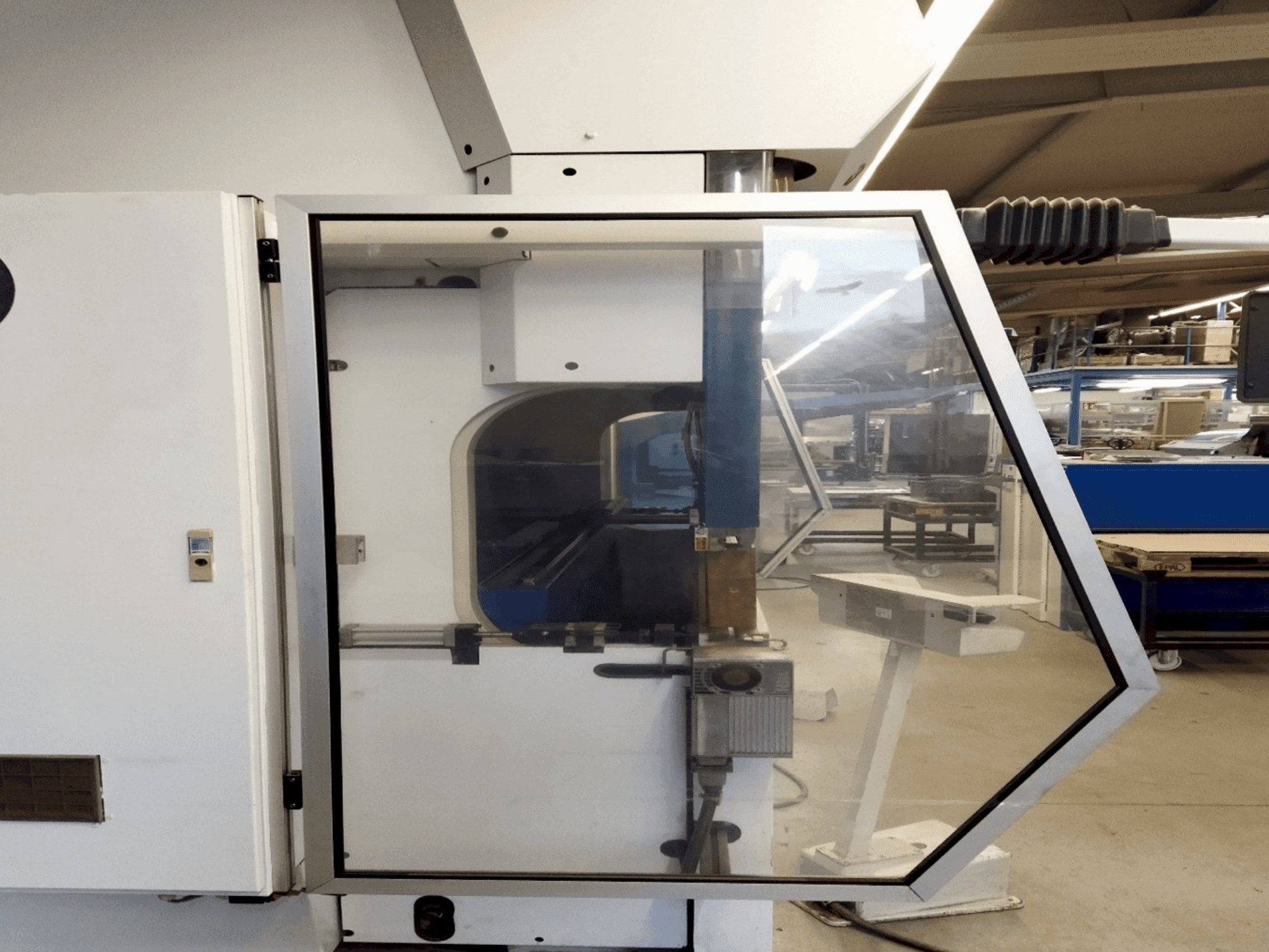 Vista Frontal da TRUMPF TrumaBend V130 máquina
