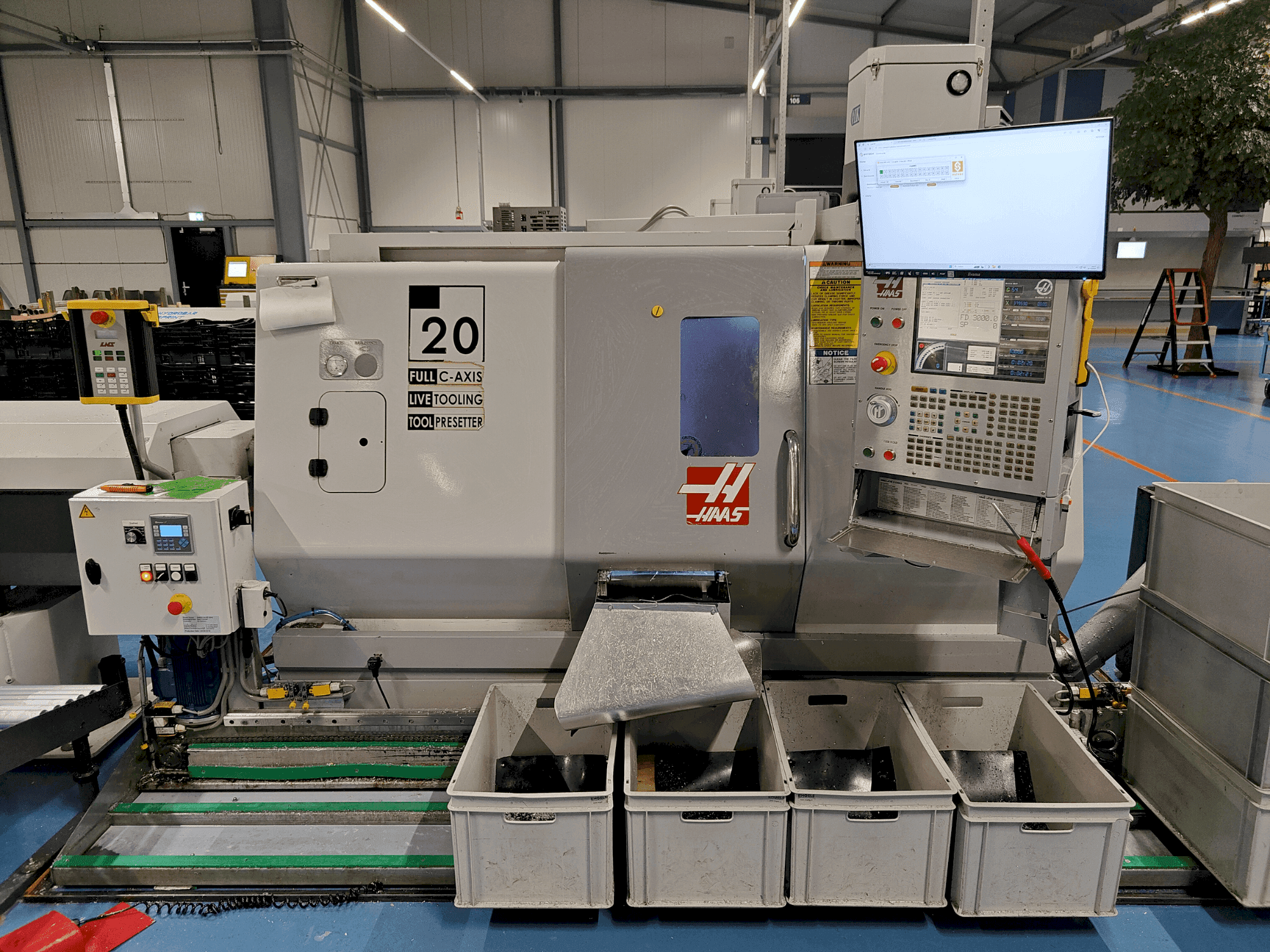 Vista Frontal da HAAS SL-20HE (2006) máquina