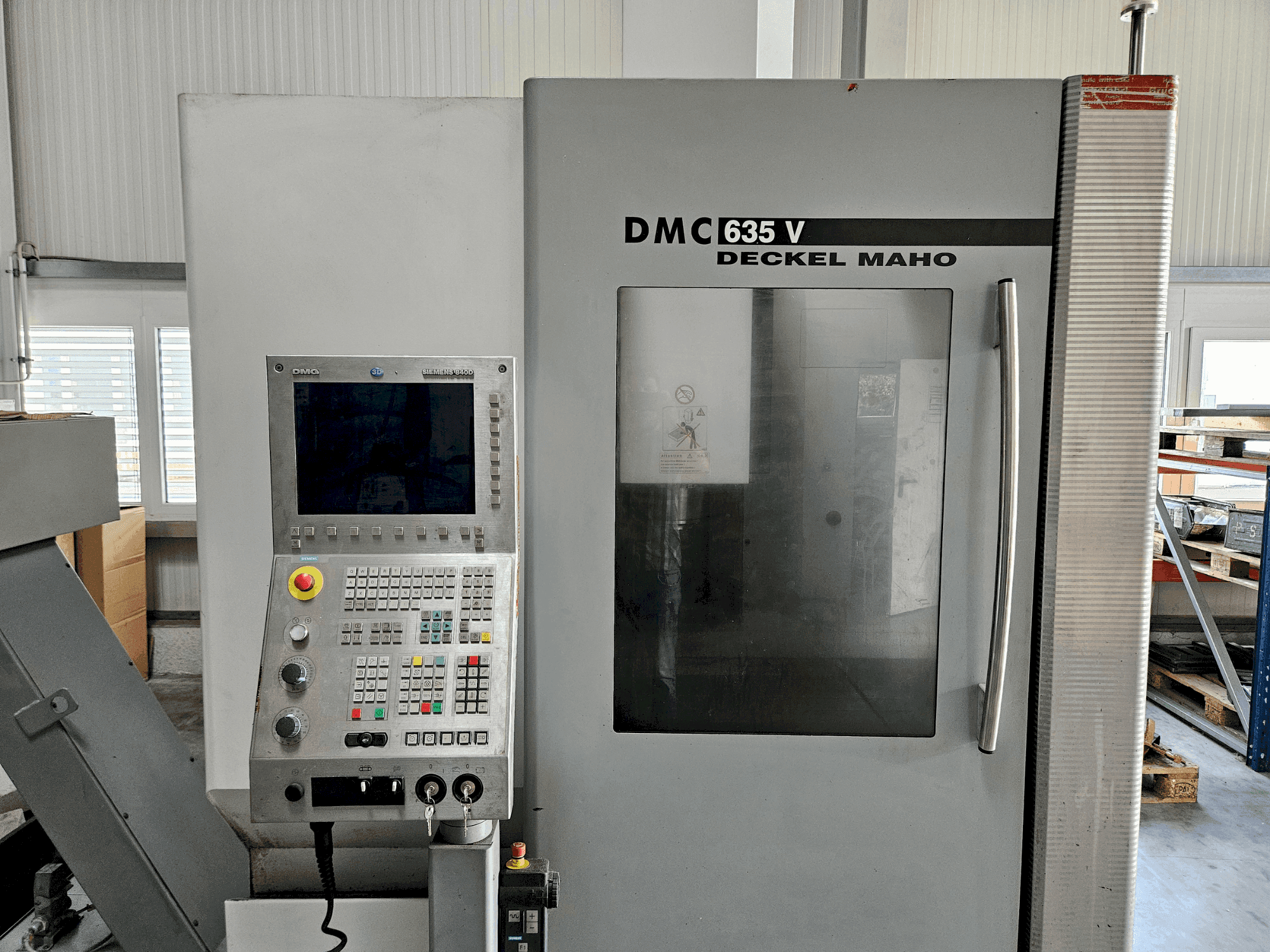 Vista Frontal da DECKEL MAHO DMC 635 V máquina