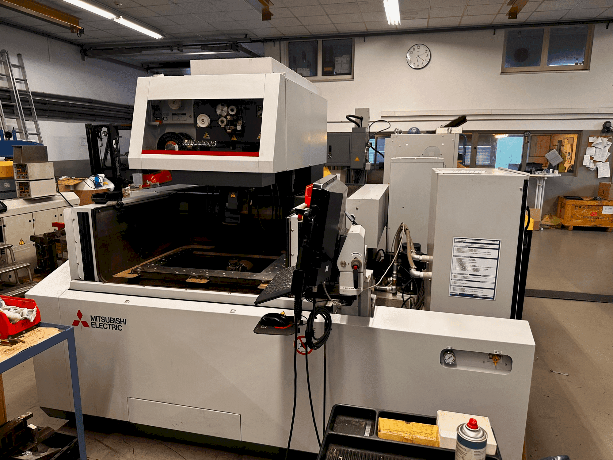 Vista Frontal da Mitsubishi MV2400S máquina