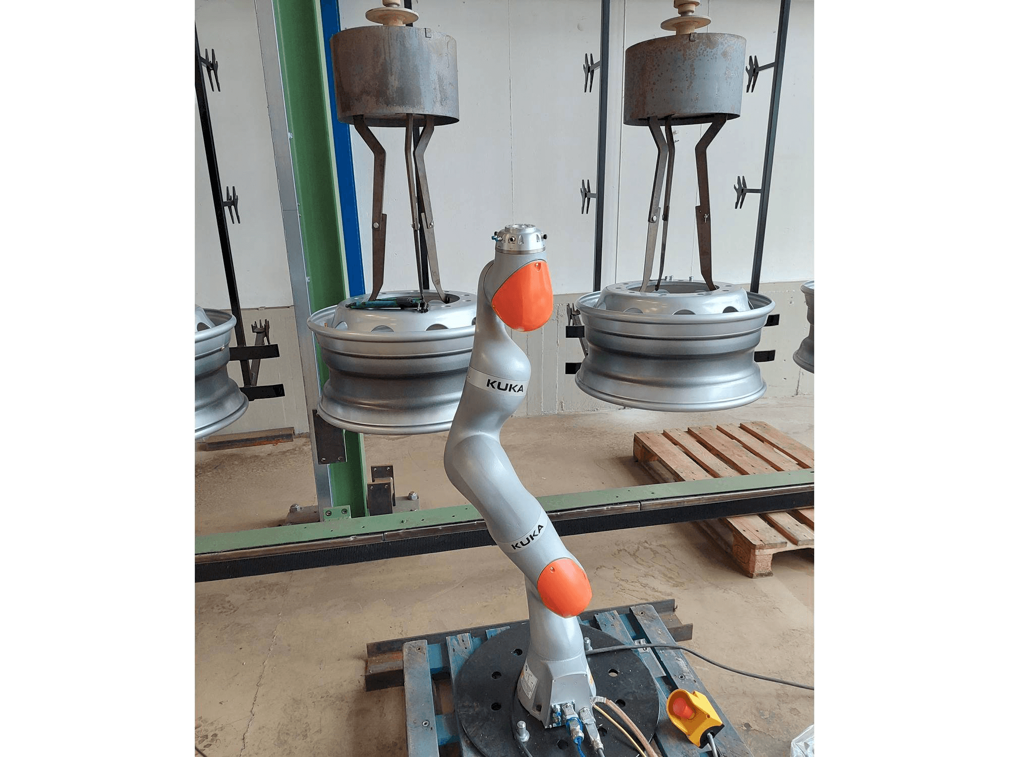Vista Frontal da KUKA LBR iiwa 7 máquina