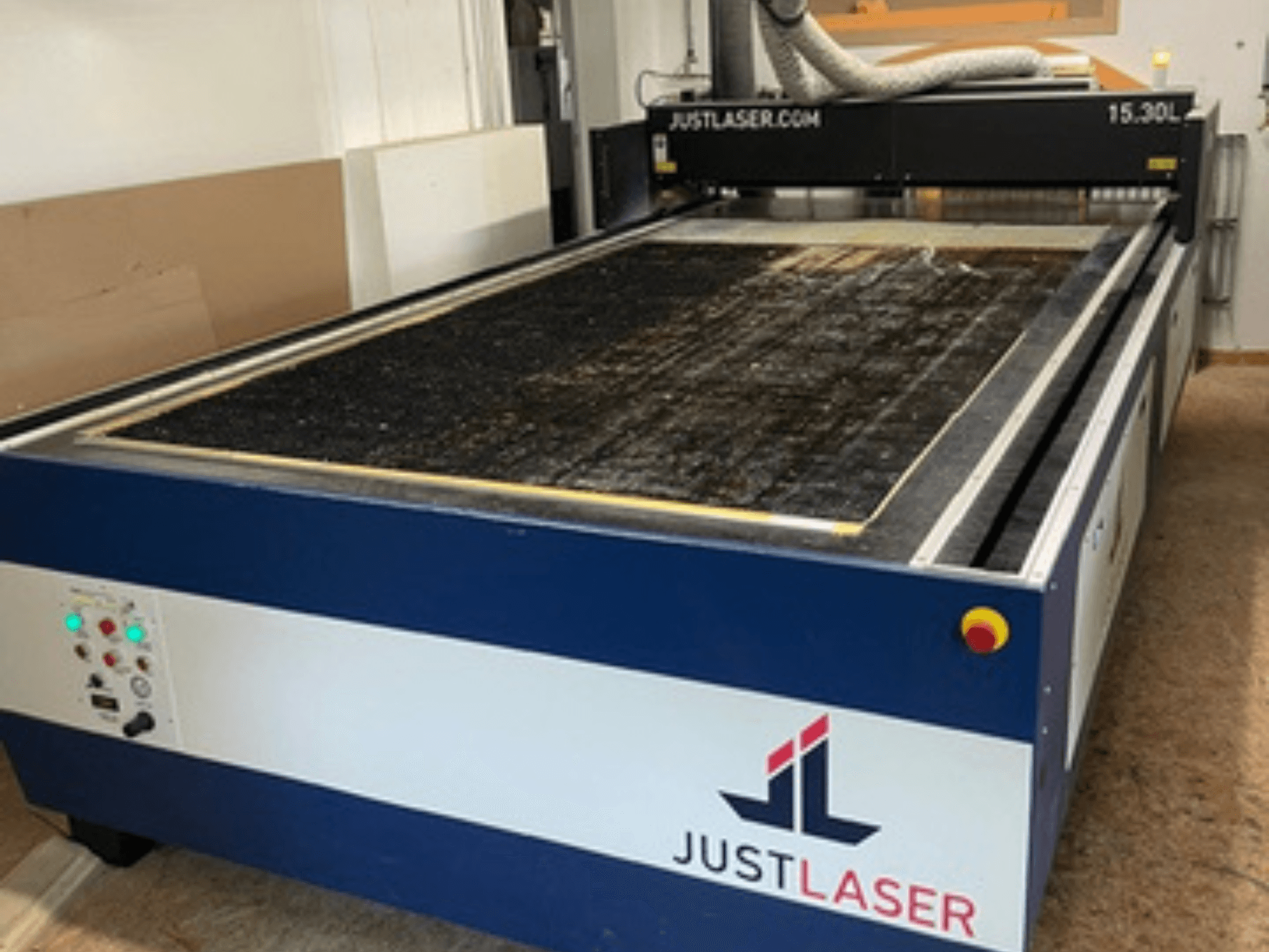 Máquina de corte a laser CO2 KERN KER60120-KT500, vista frontal mostrando o painel de controlo e a grande superfície de corte.