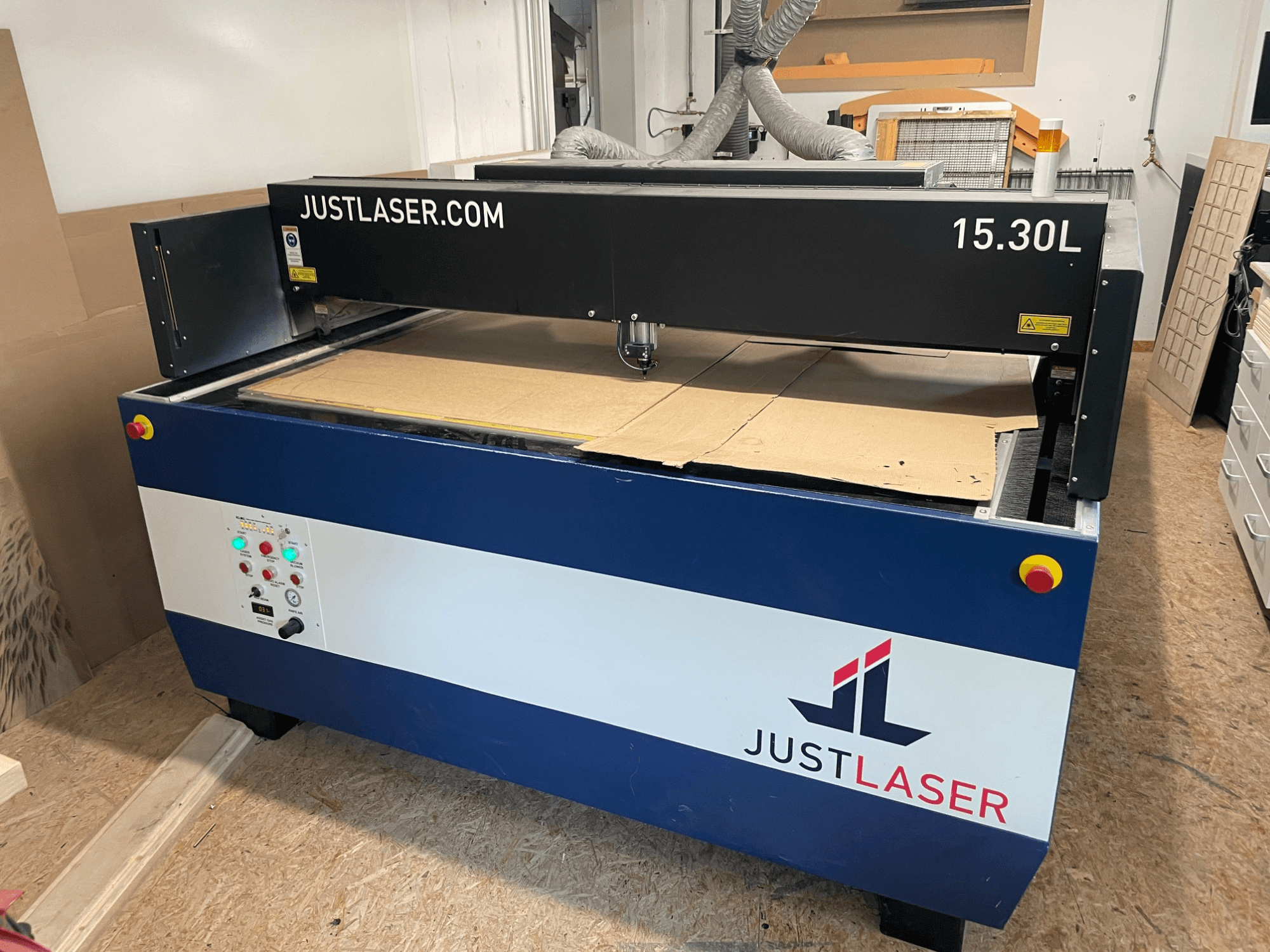 Máquina de corte a laser de CO₂ da KERN, modelo KER60120-KT500 OPF, vista frontal mostrando os comandos e a área de corte com cartão.
