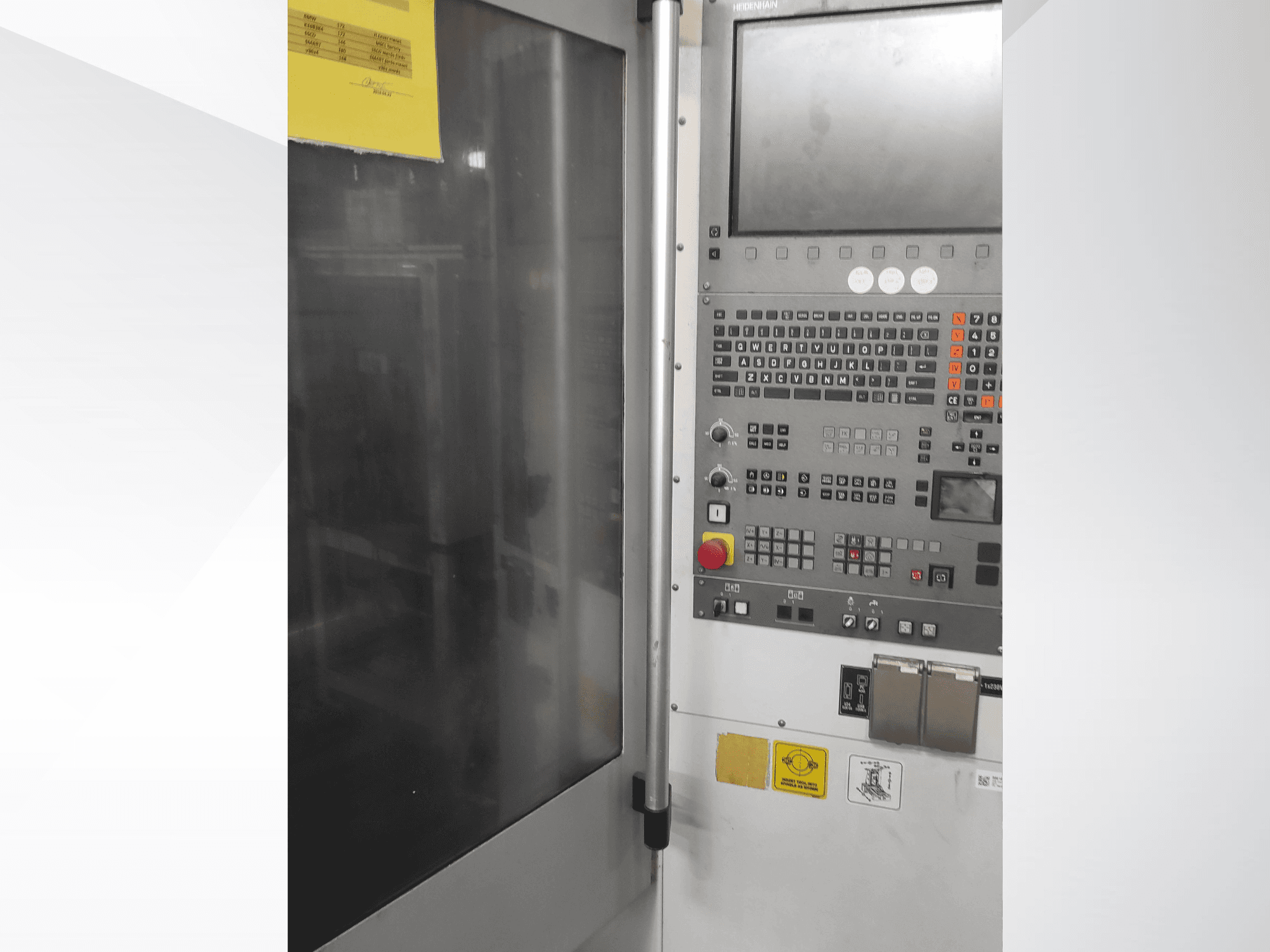 Painel de controlo de uma máquina industrial Herrmann, vista frontal, com botões, um ecrã tátil e etiquetas de funcionamento.