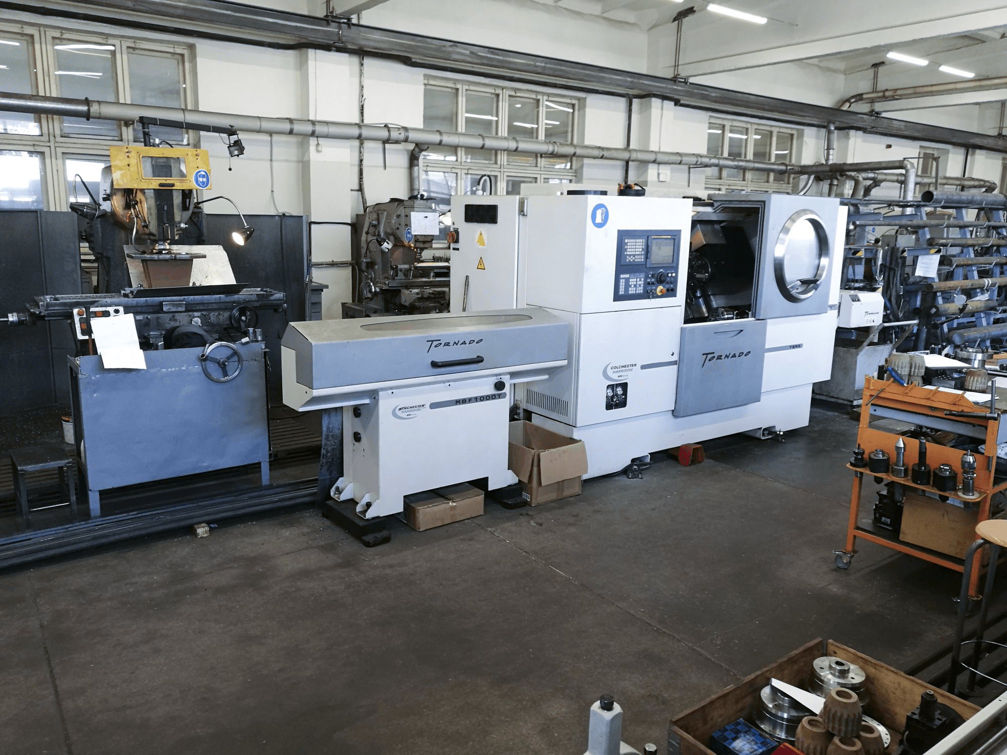 Vista Frontal da Colchester TORNADO T8MS máquina