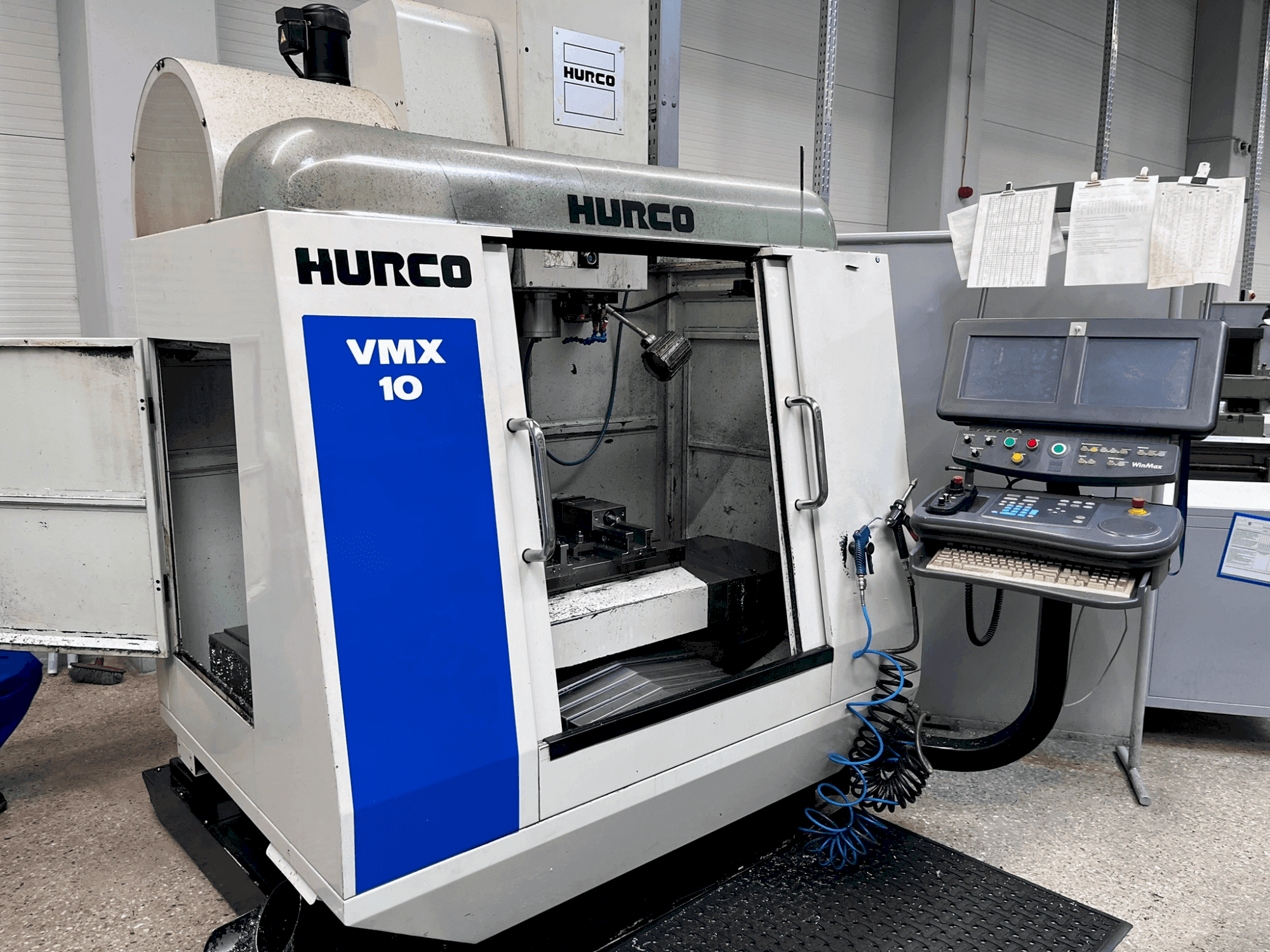Vista Frontal da Hurco VMX 10 máquina