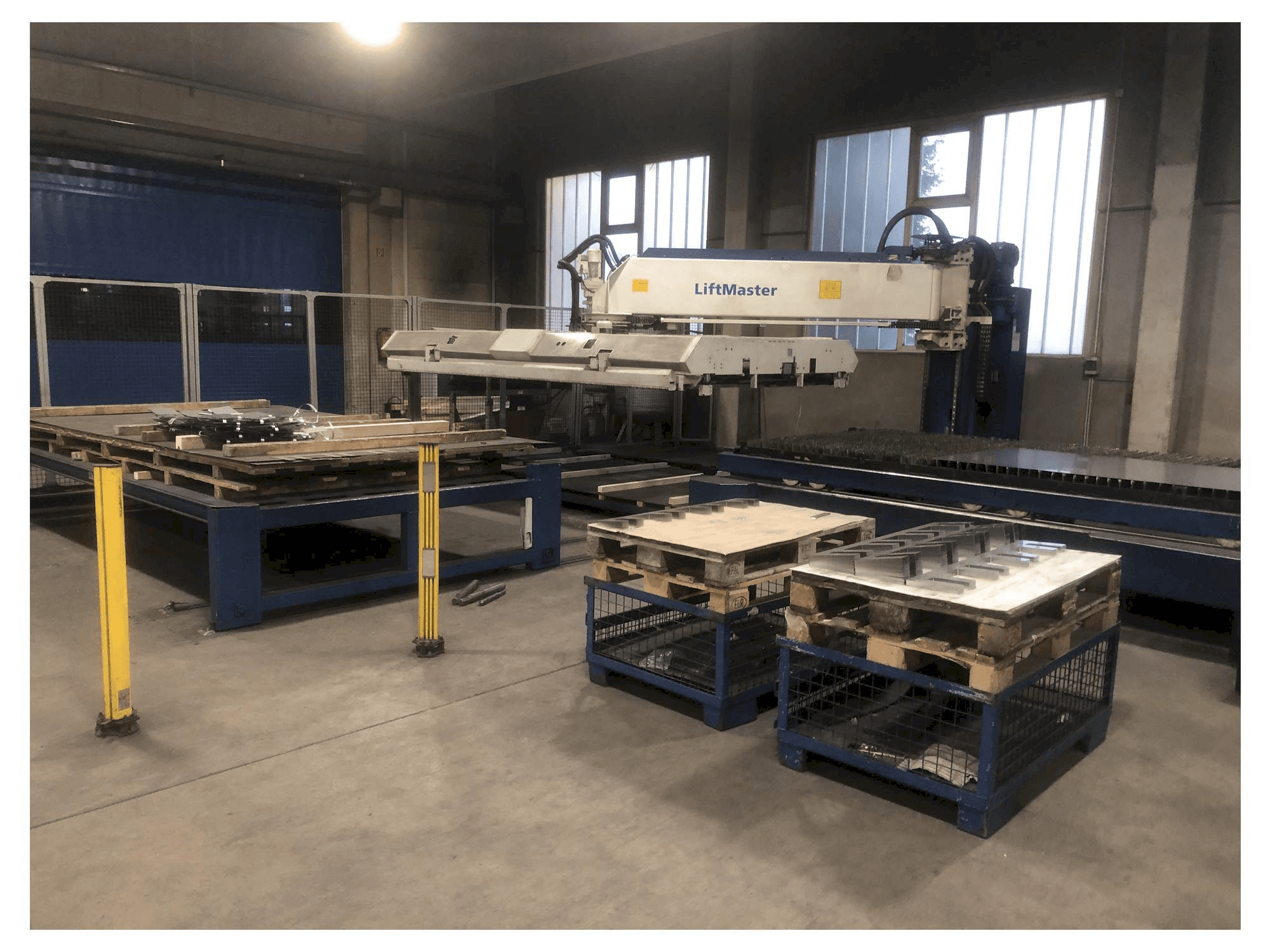 Vista Frontal da TRUMPF TruLaser 5040 + Liftmaster máquina