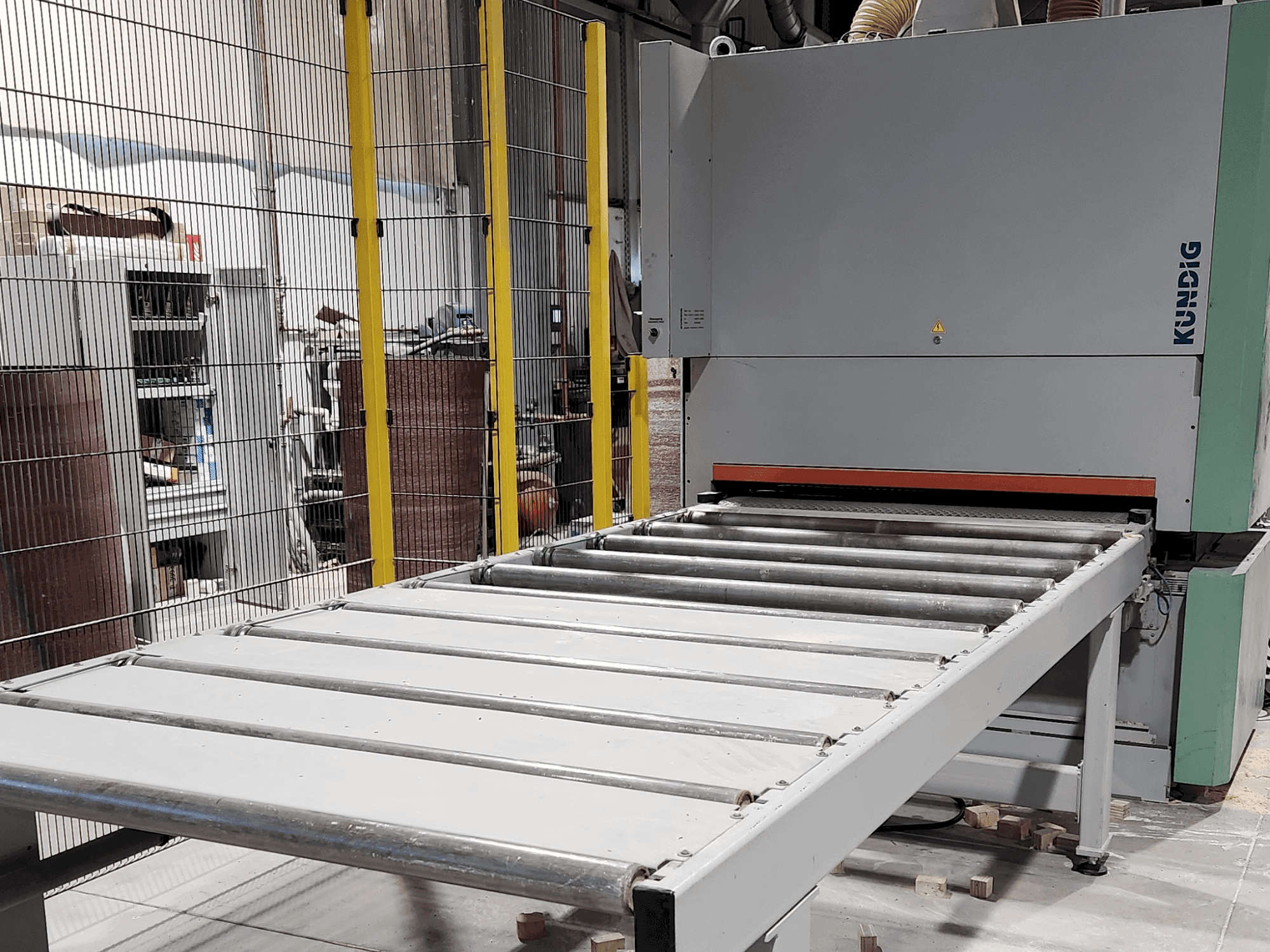 Vista Frontal da Kundig Premium-2 1350-RG máquina