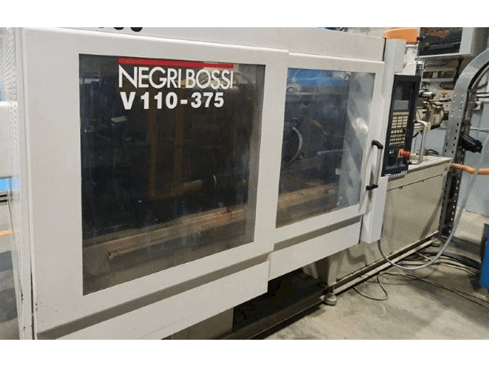 Vista Frontal da Negri Bossi V110-375 máquina