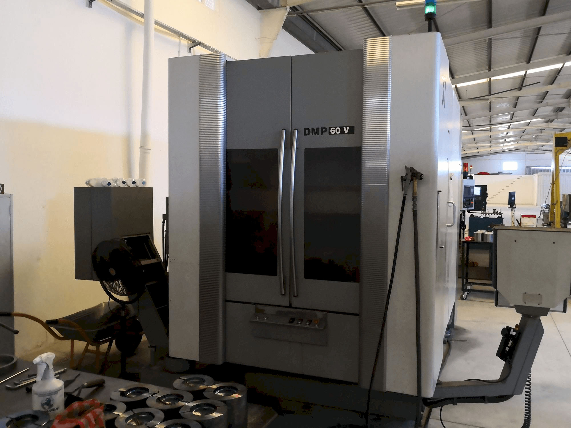 Vista Frontal da DECKEL MAHO DMP 60V máquina