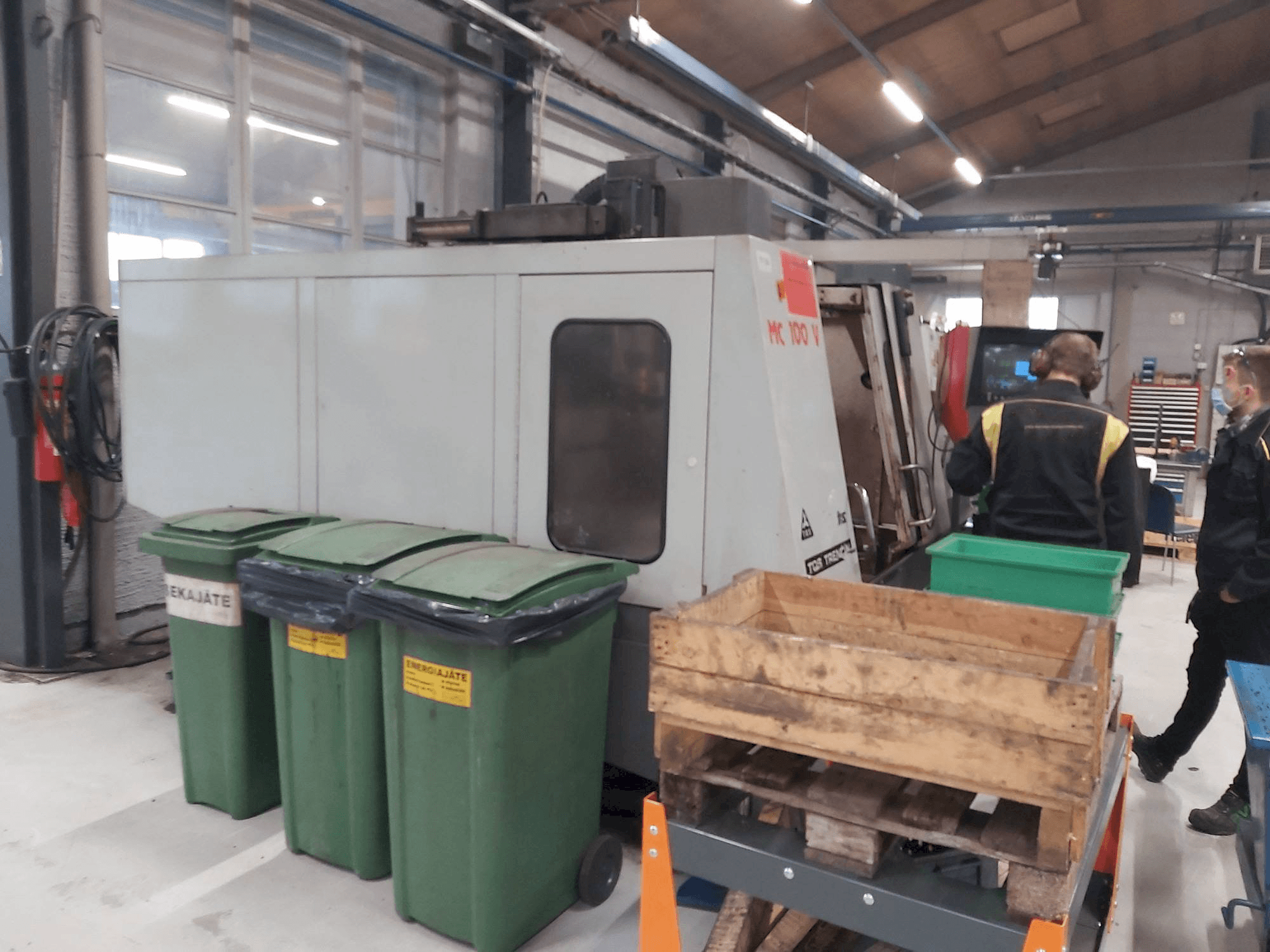 Vista Frontal da TOS TRENCÍN MC 100 V máquina