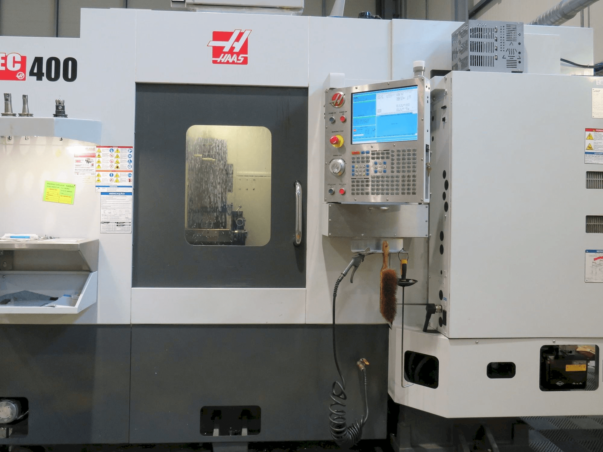 Vista Frontal da HAAS EC-400 máquina