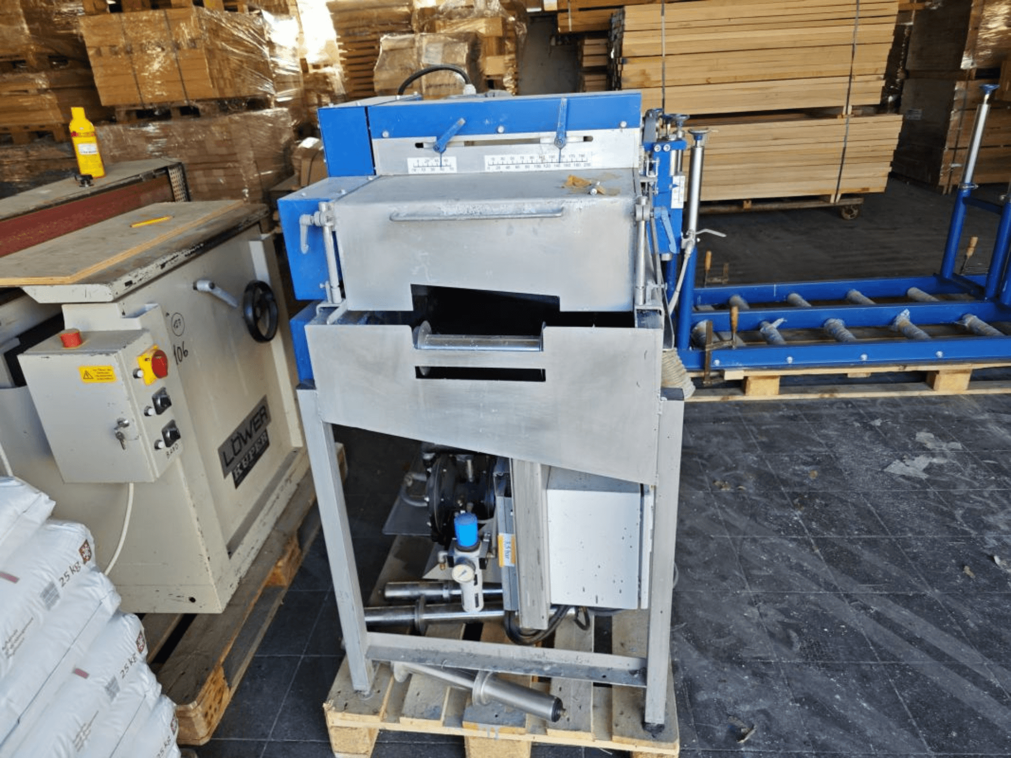 Vista frontal da SCHIELE Schiele Impregmat VM-Mini, uma máquina compacta de impregnação de madeira com painel de controlo e motor visíveis.