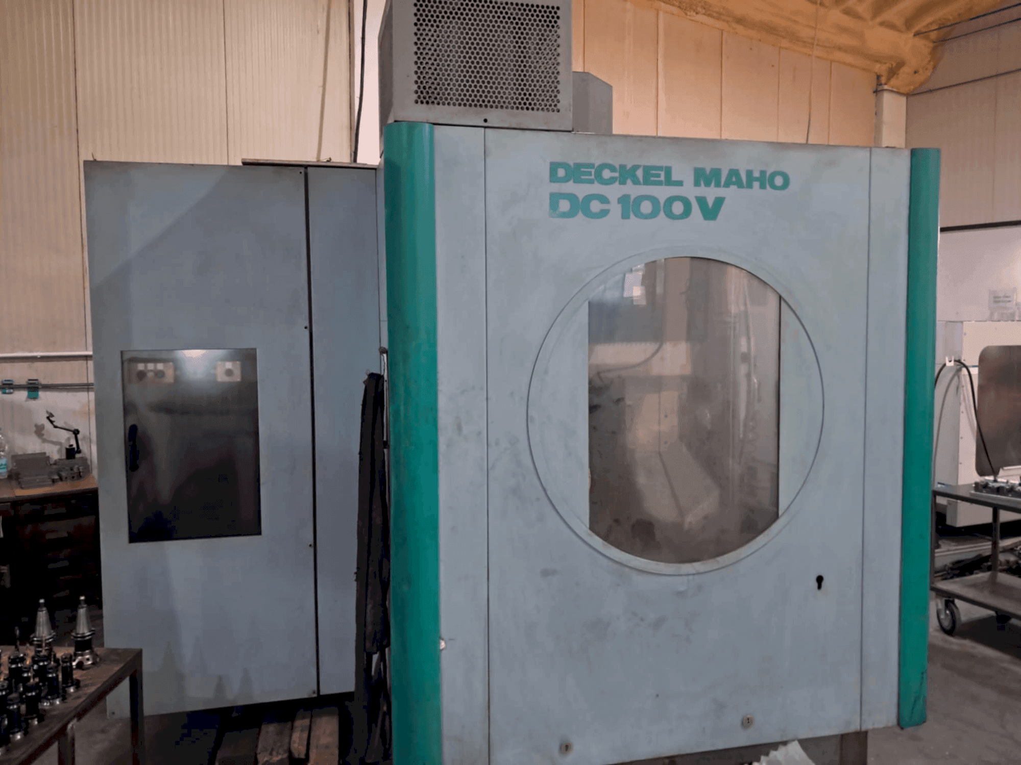 Vista Frontal da DECKEL MAHO DC 100V máquina