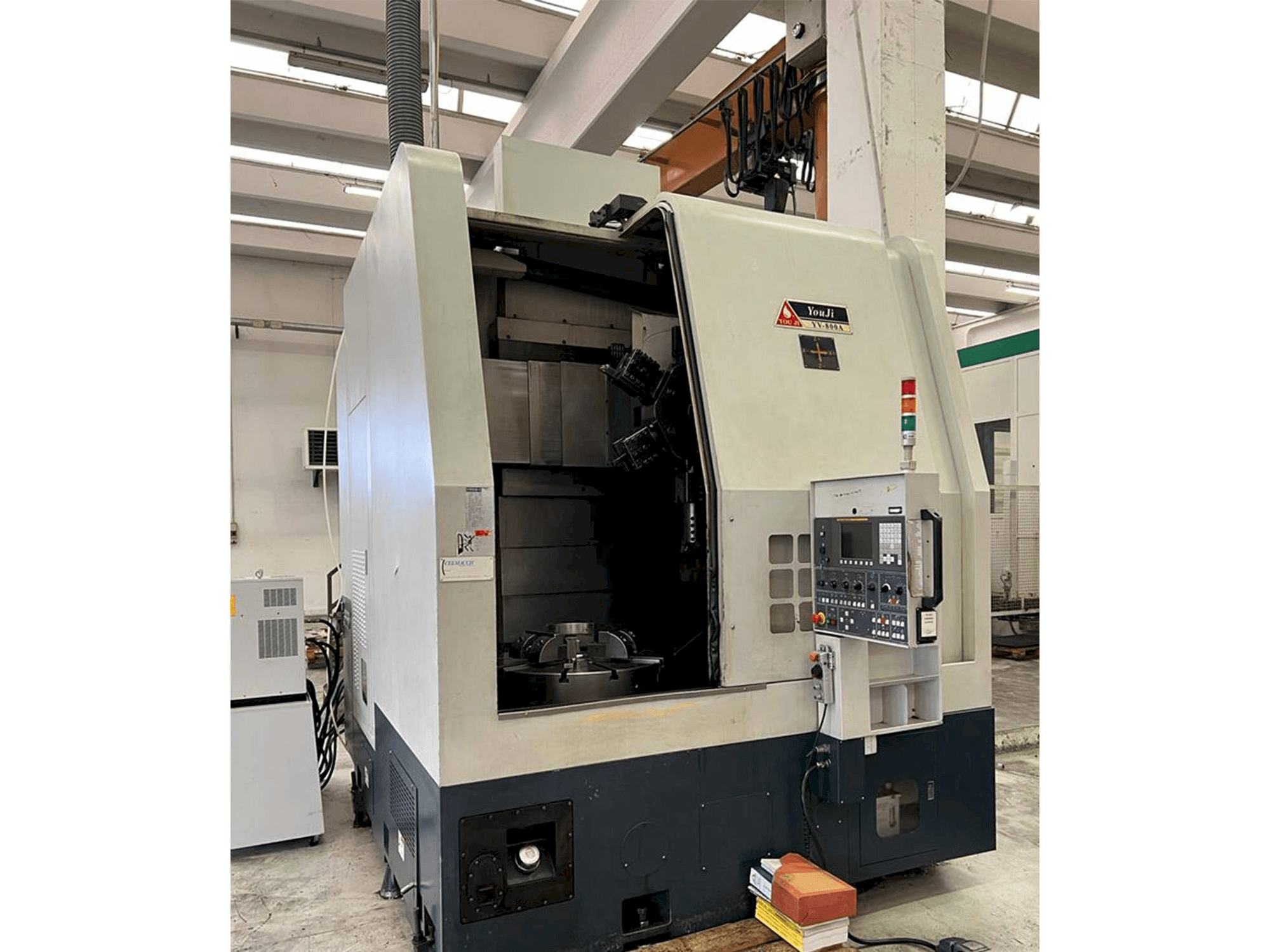 Vista Frontal da YOU JI YV-800A máquina