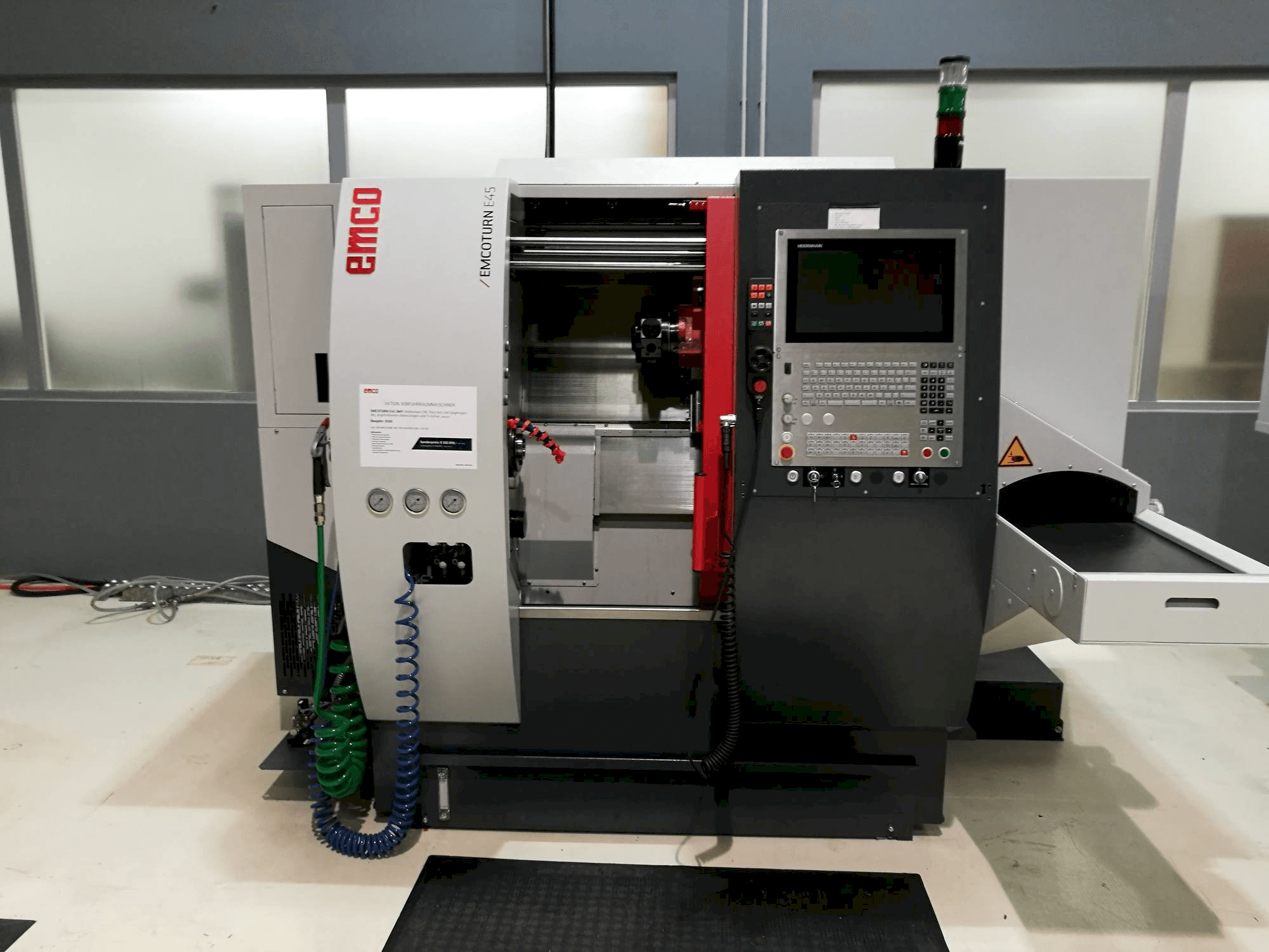 Vista Frontal da EMCO E45 SMY máquina