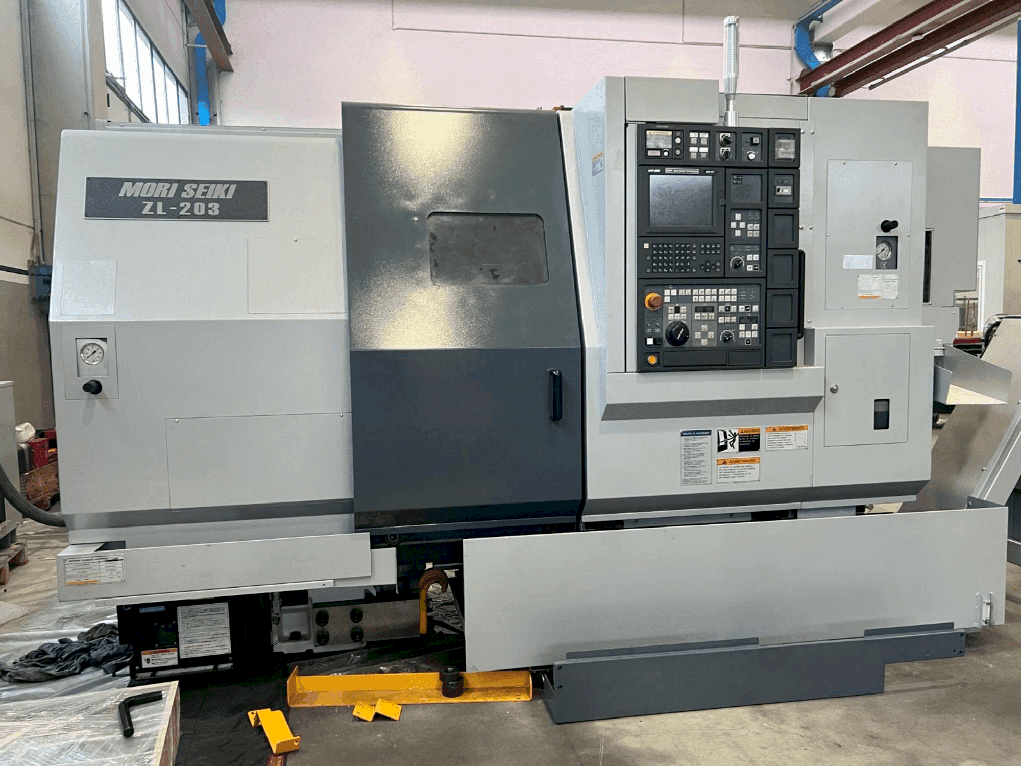 Vista Frontal da MORI SEIKI ZL-203SMC máquina