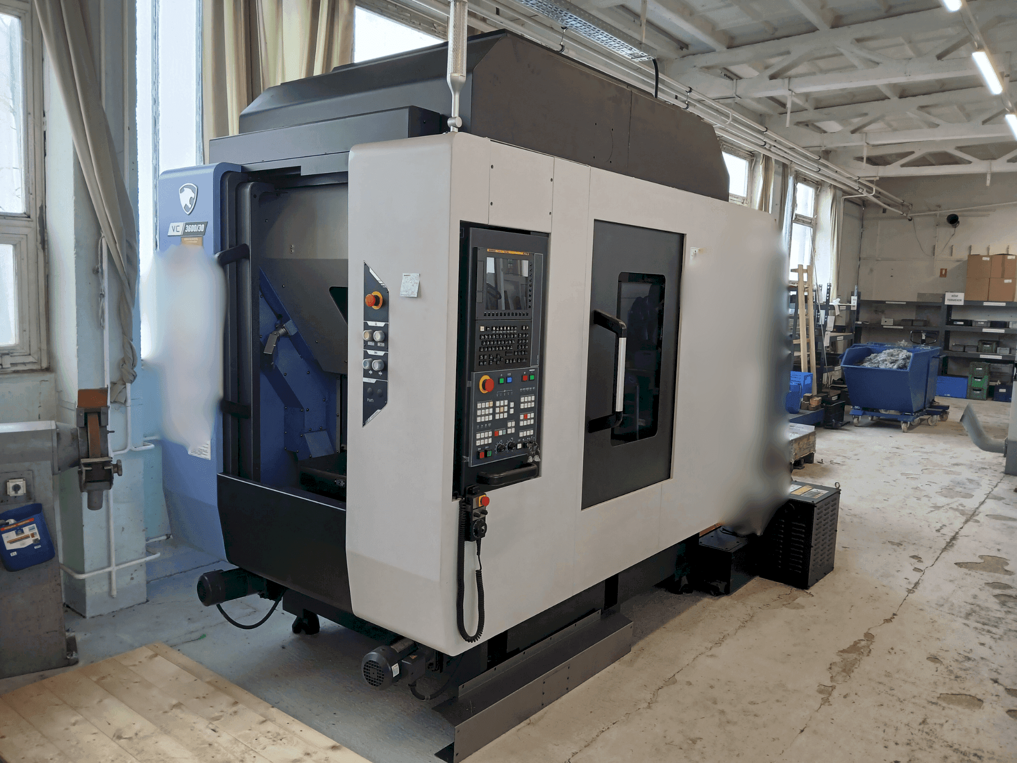 Vista Frontal da DN SOLUTIONS VC 3600/30 máquina