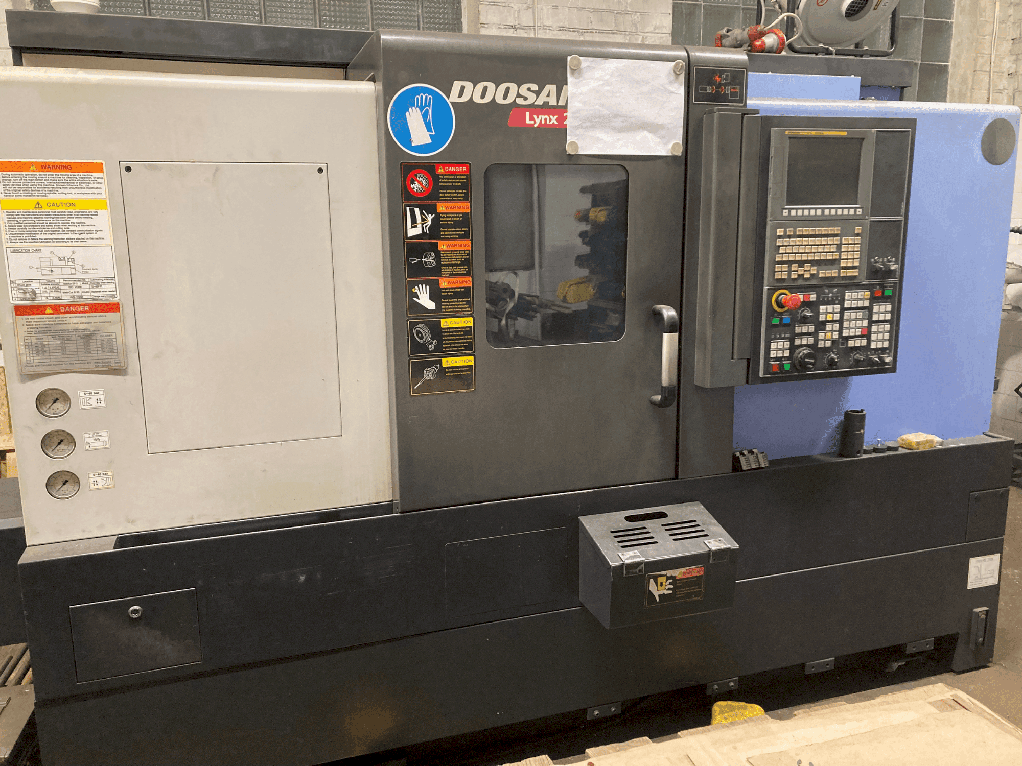Vista Frontal da DOOSAN LYNX220LSYA máquina