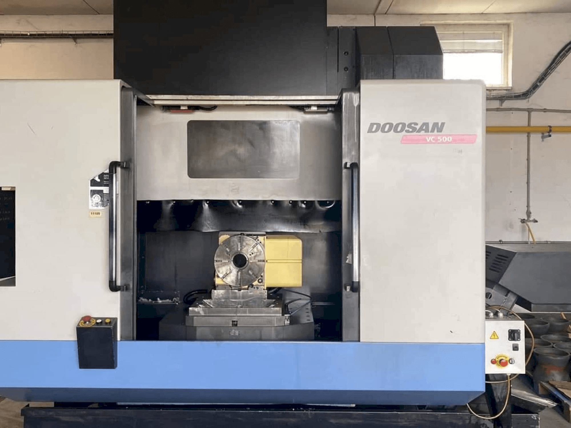 Vista Frontal da Doosan VC 500 máquina