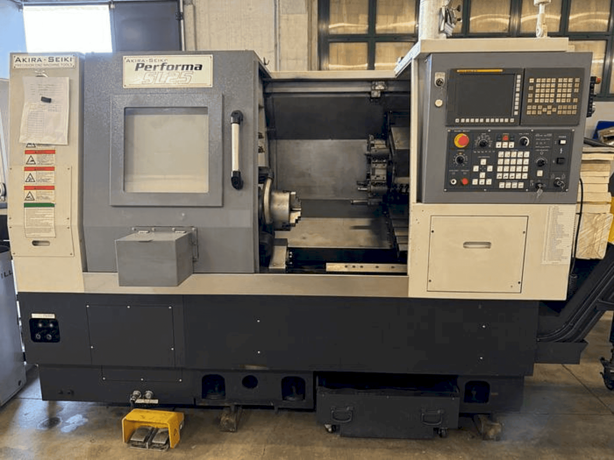 Vista Frontal da Akira Seiki Performa SL25 máquina