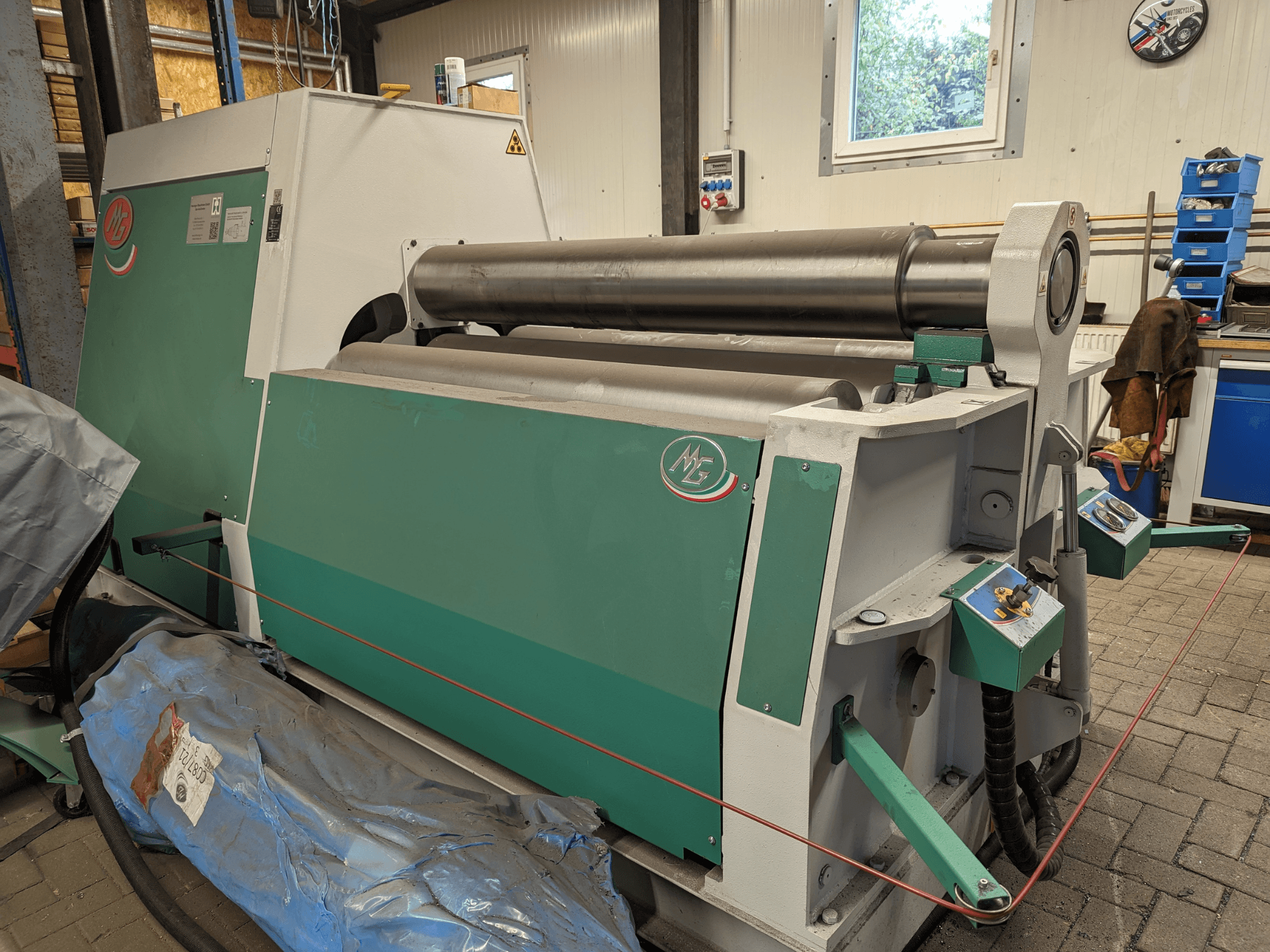 MG Roll Bending Machine Modelo MG4R1520C em verde e cinzento, vista lateral mostrando três rolos de metal e painéis de controlo.