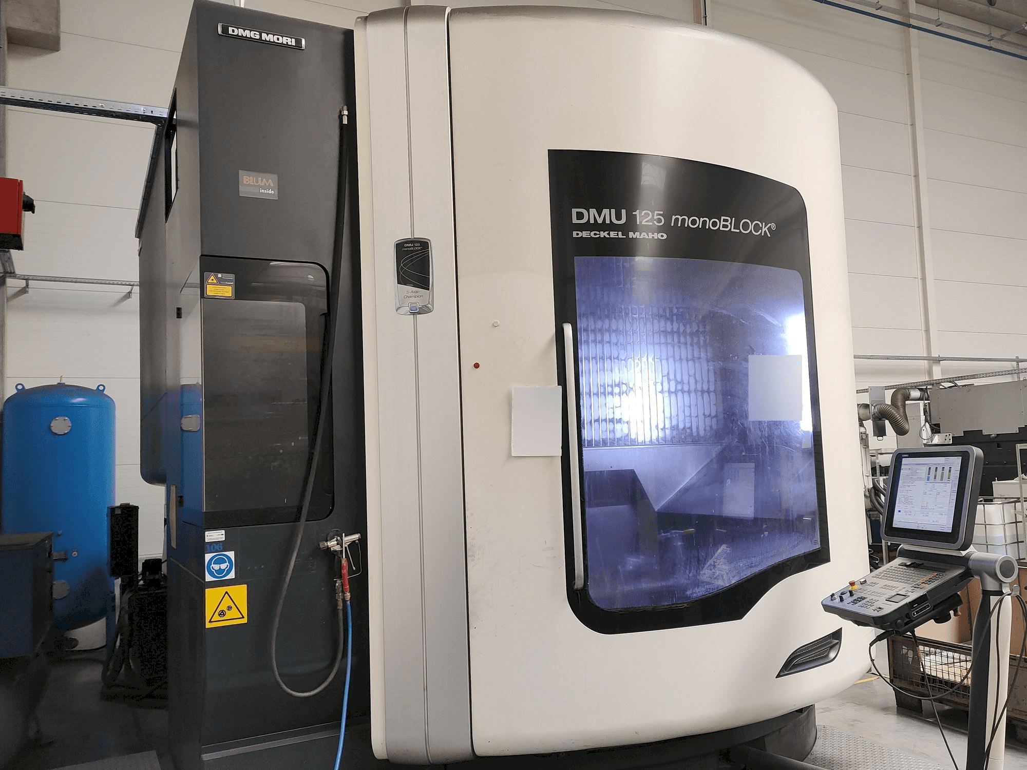 Vista Frontal da DMG MORI DMU125 monoBLOCK máquina
