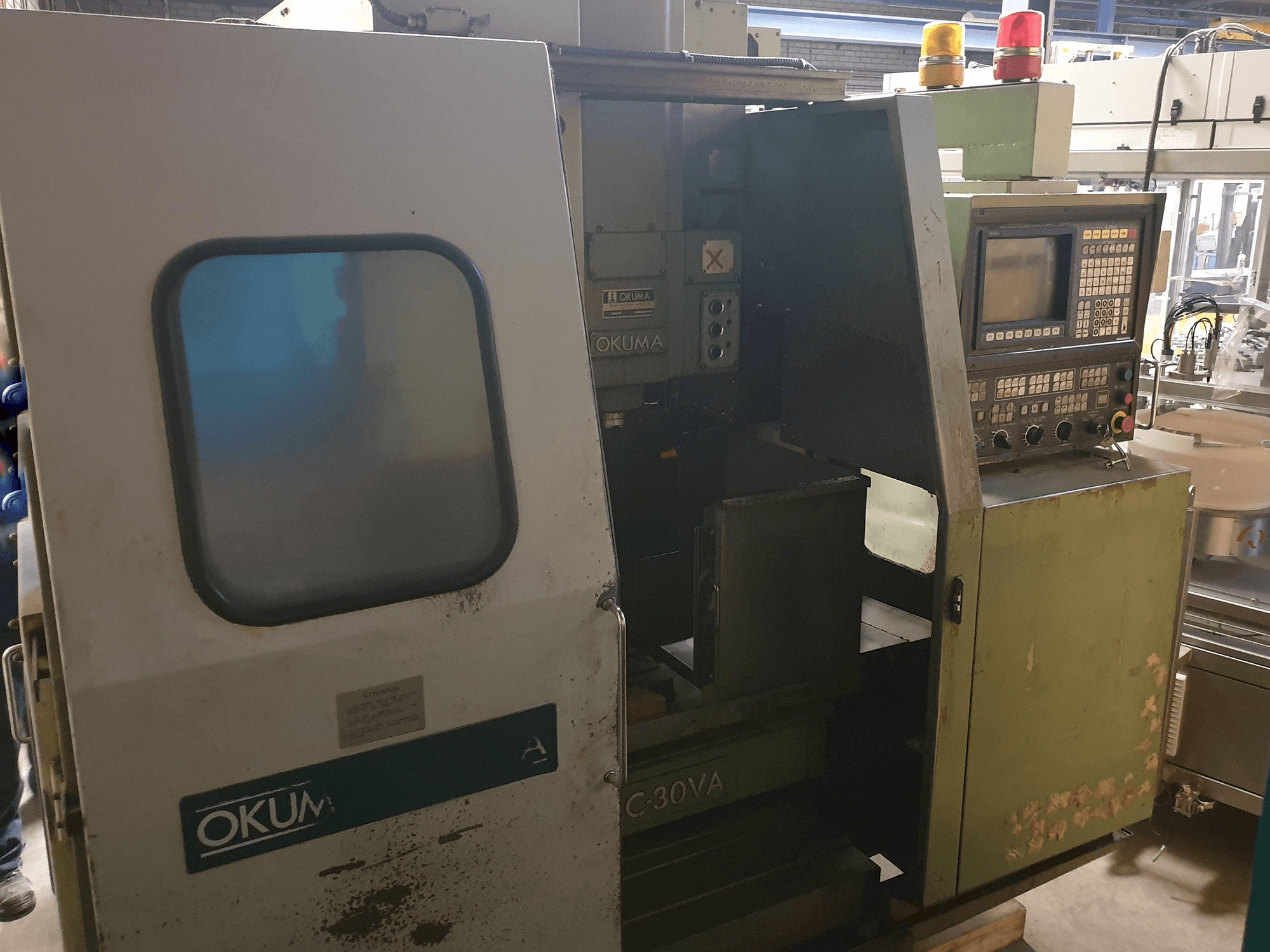 Vista Esquerda da Okuma MC-30VA máquina