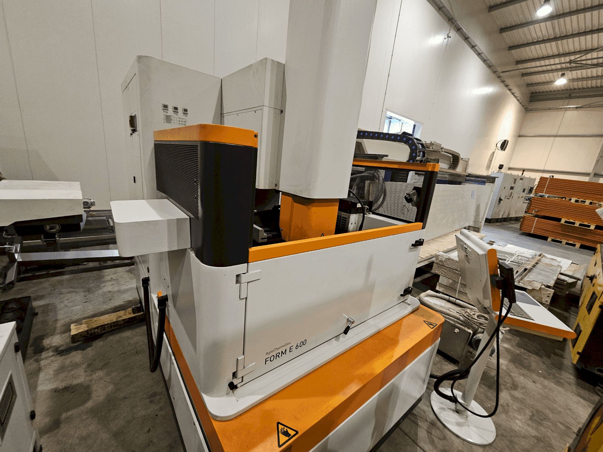 Vista Frontal da AgieCharmilles Form E 600 máquina