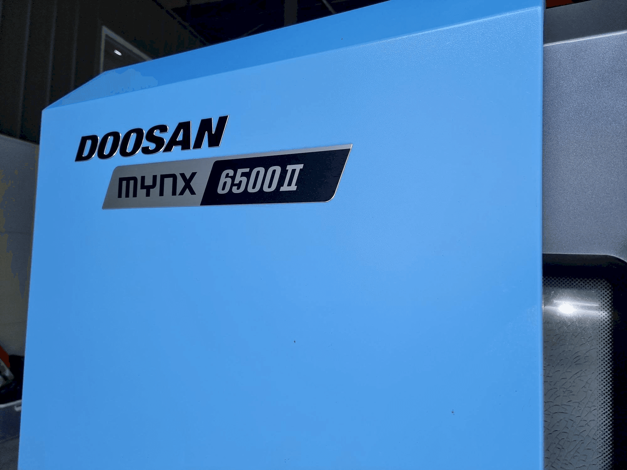 Vista Frontal da Doosan MYNX 6500Ⅱ máquina