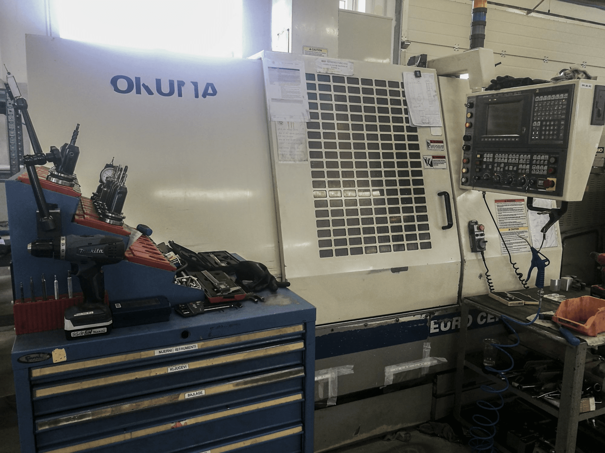 Vista Frontal da Okuma EURO CENTER V50 máquina