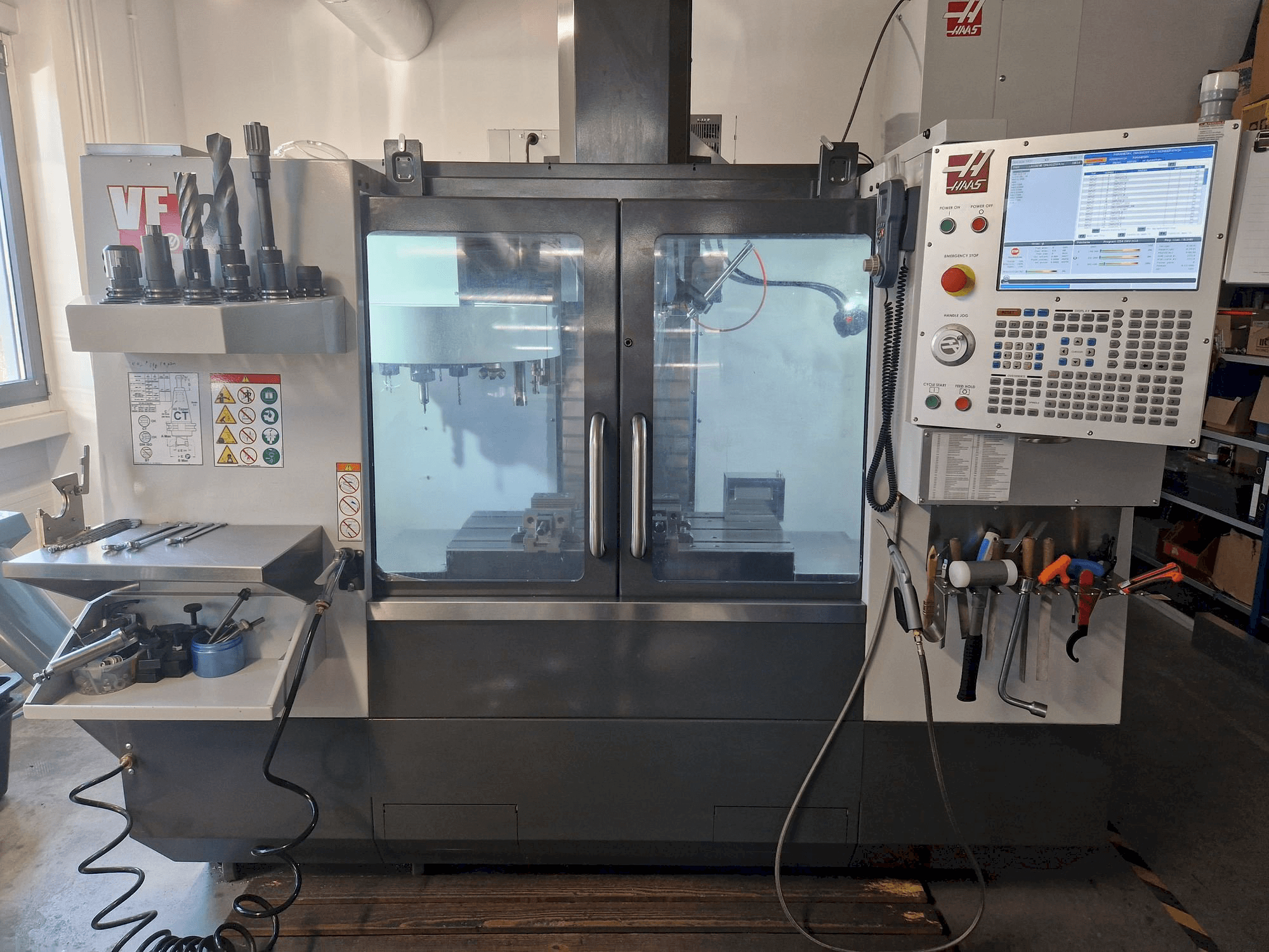 Vista Frontal da HAAS VF-2 máquina