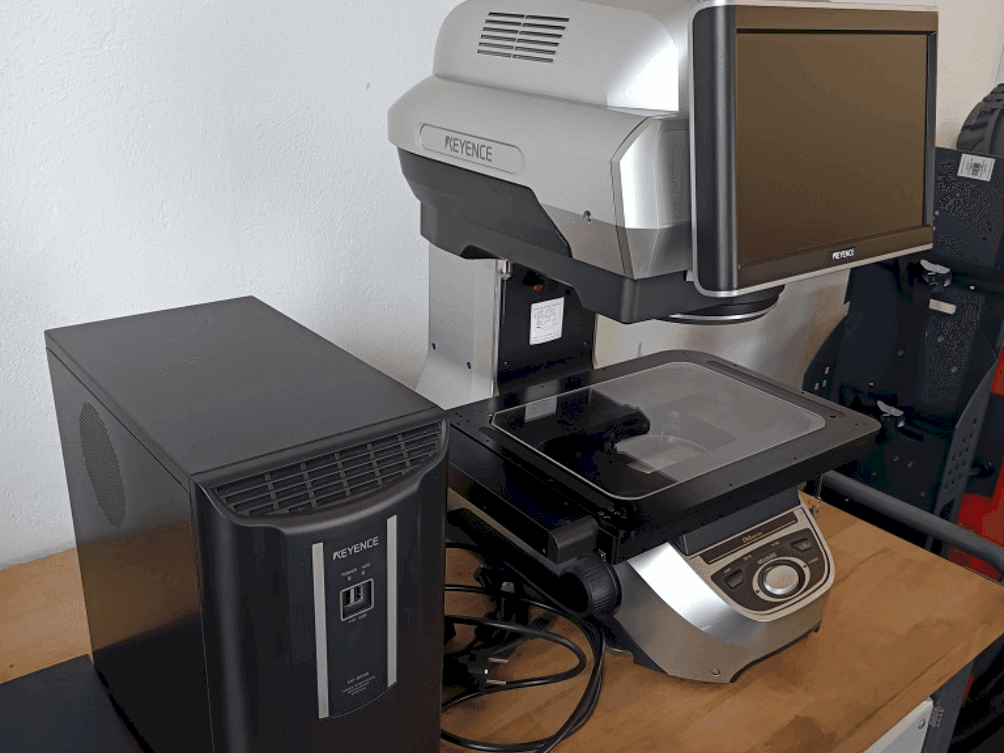 Vista Frontal da KEYENCE 8030T máquina