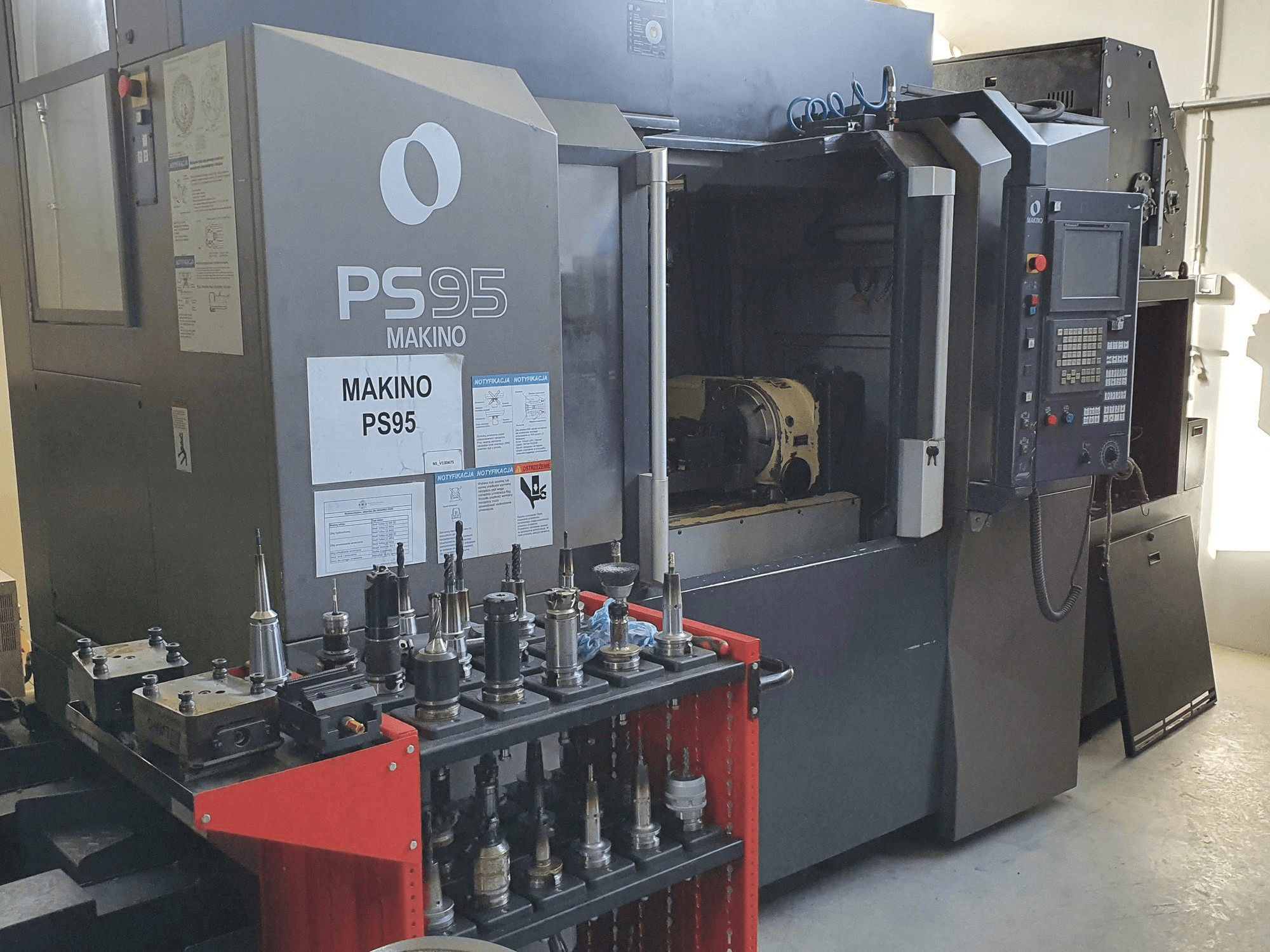 Vista Frontal da Makino PS95 máquina