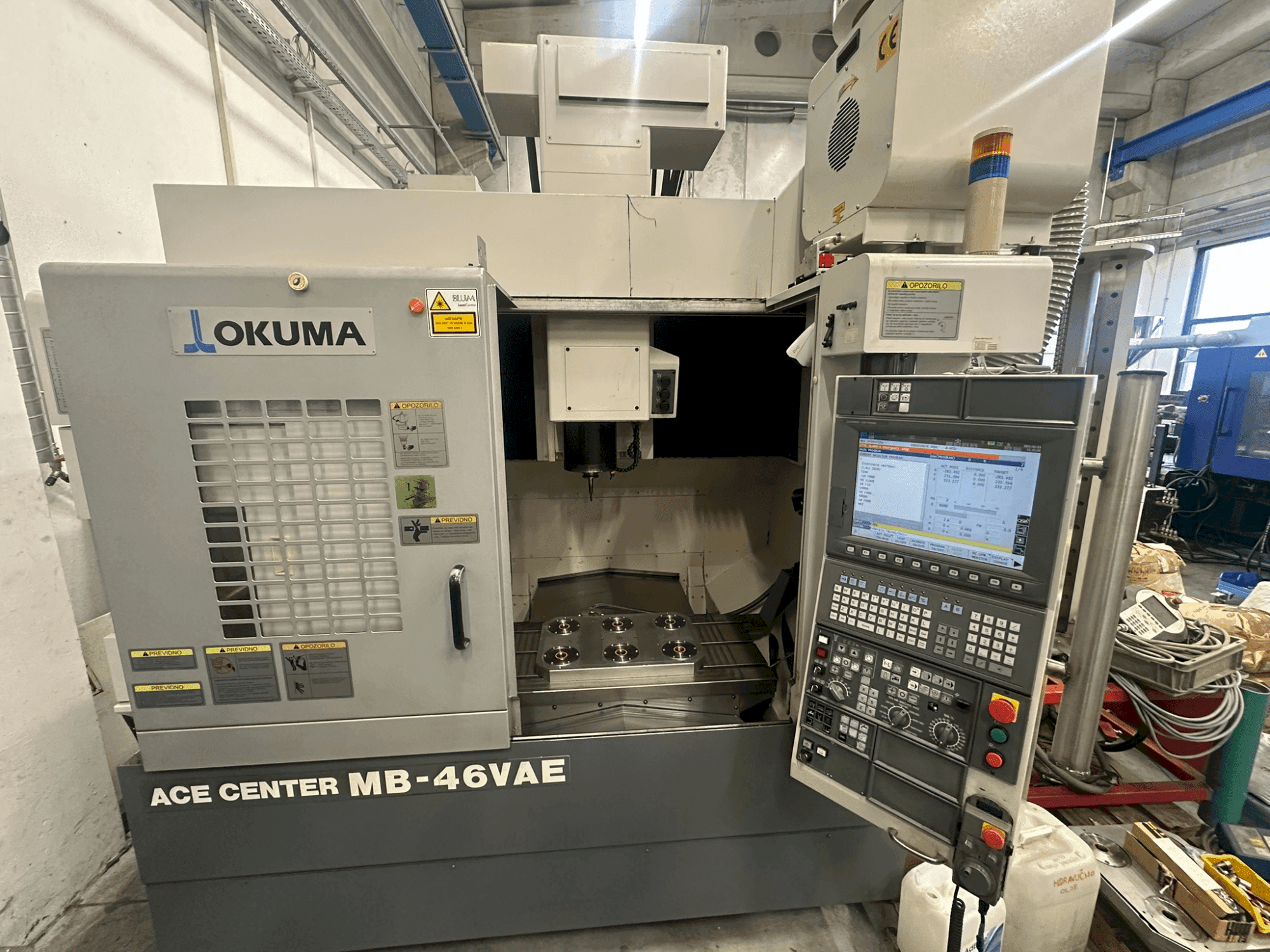 Vista Frontal da Okuma MA-46 VAE máquina