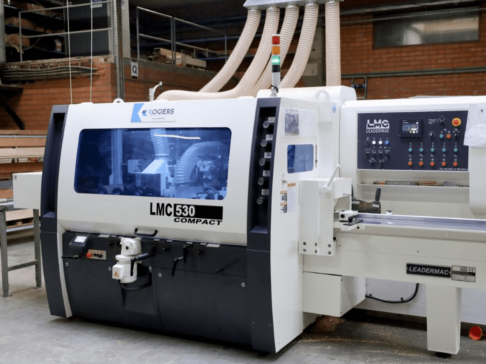 LEADERMAC LMC 530 Máquina compacta para trabalhar madeira; a vista frontal mostra os controlos, a extração de poeiras e as caraterísticas da área de trabalho.