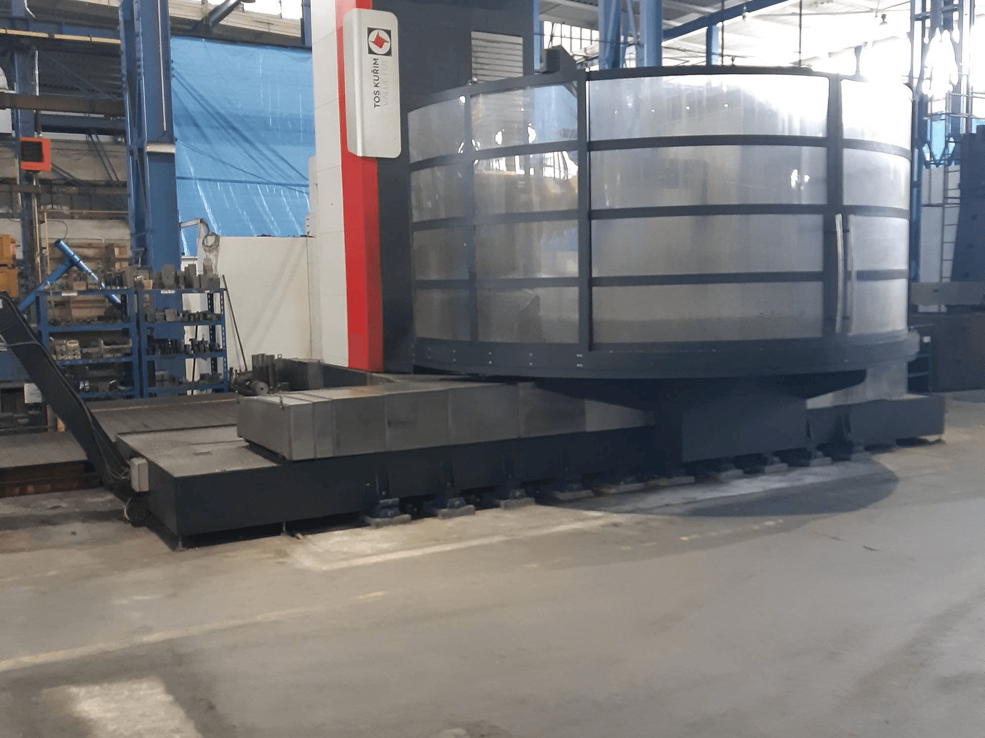 Vista Frontal da TOS Kurim FUT 150 máquina