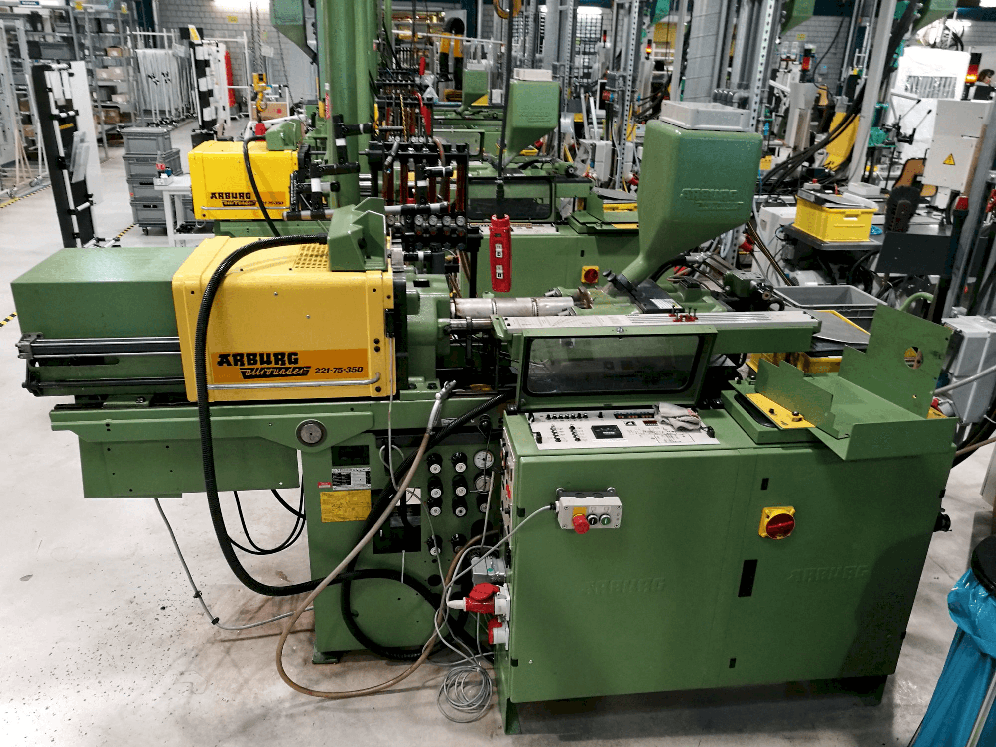 Vista Lateral Direita da Arburg Allrounder 221-75-350 máquina