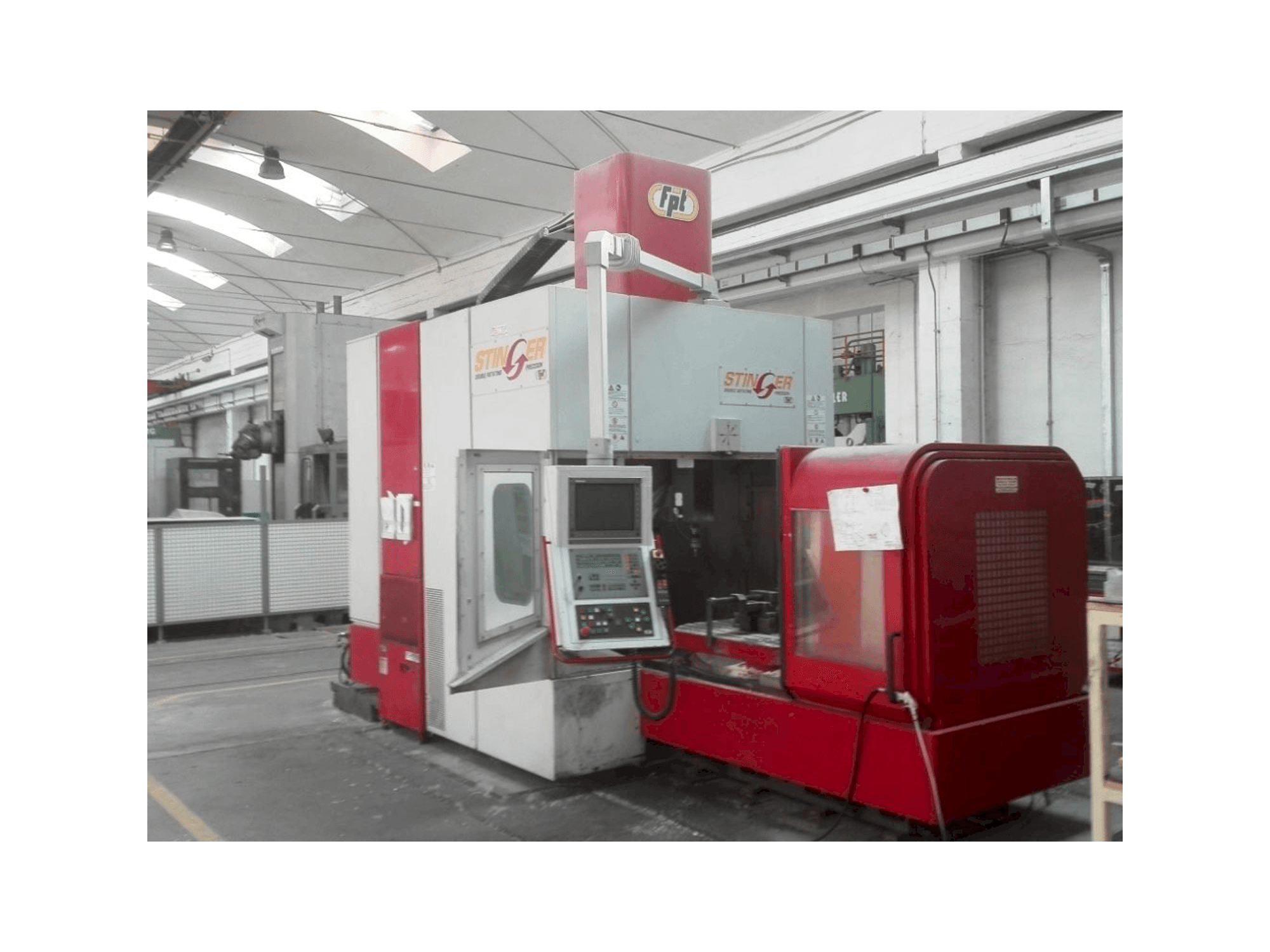 Vista Frontal da FPT Stinger máquina